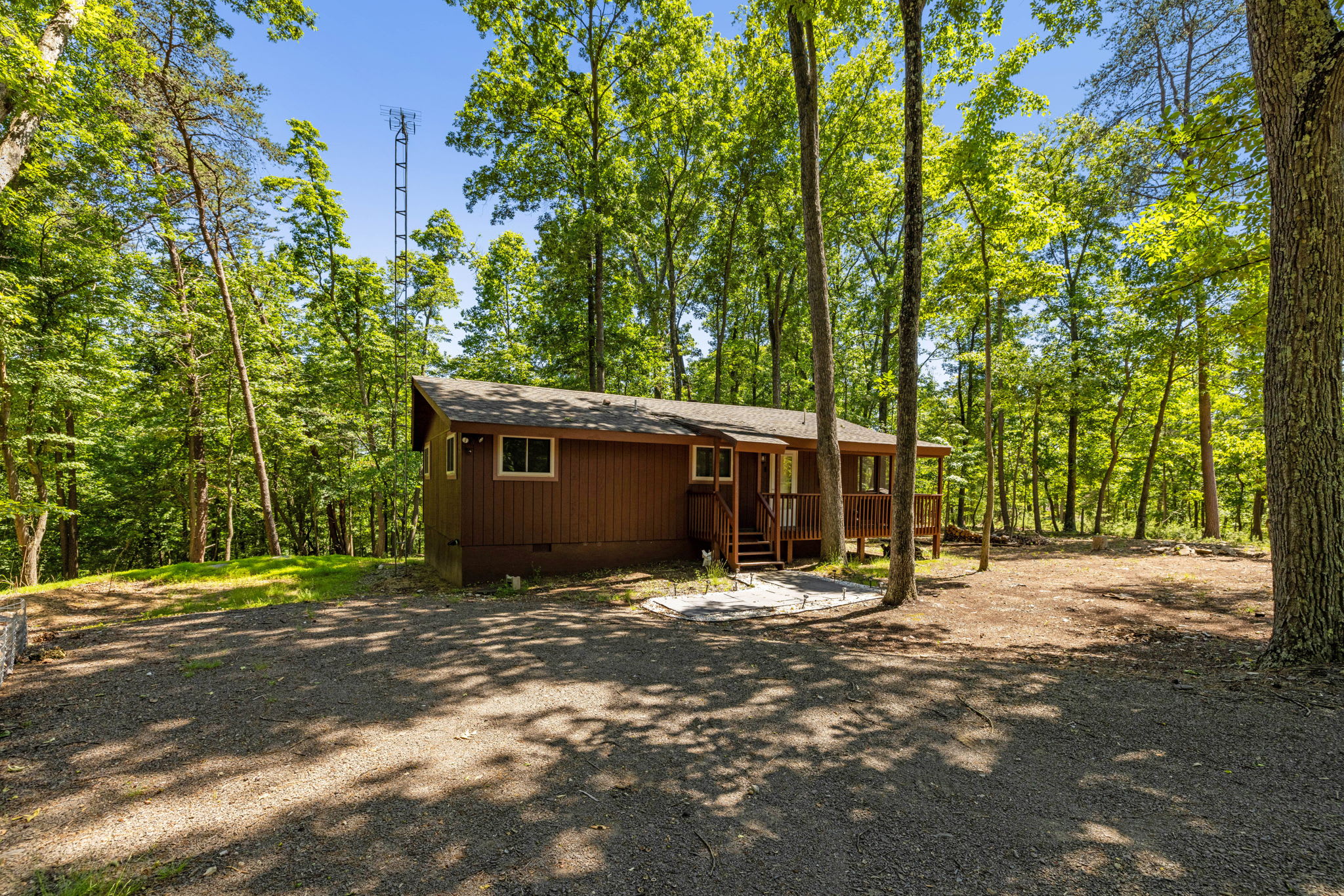 Cozy Cottage w Enclosed Porch, Fireplace & Grill
