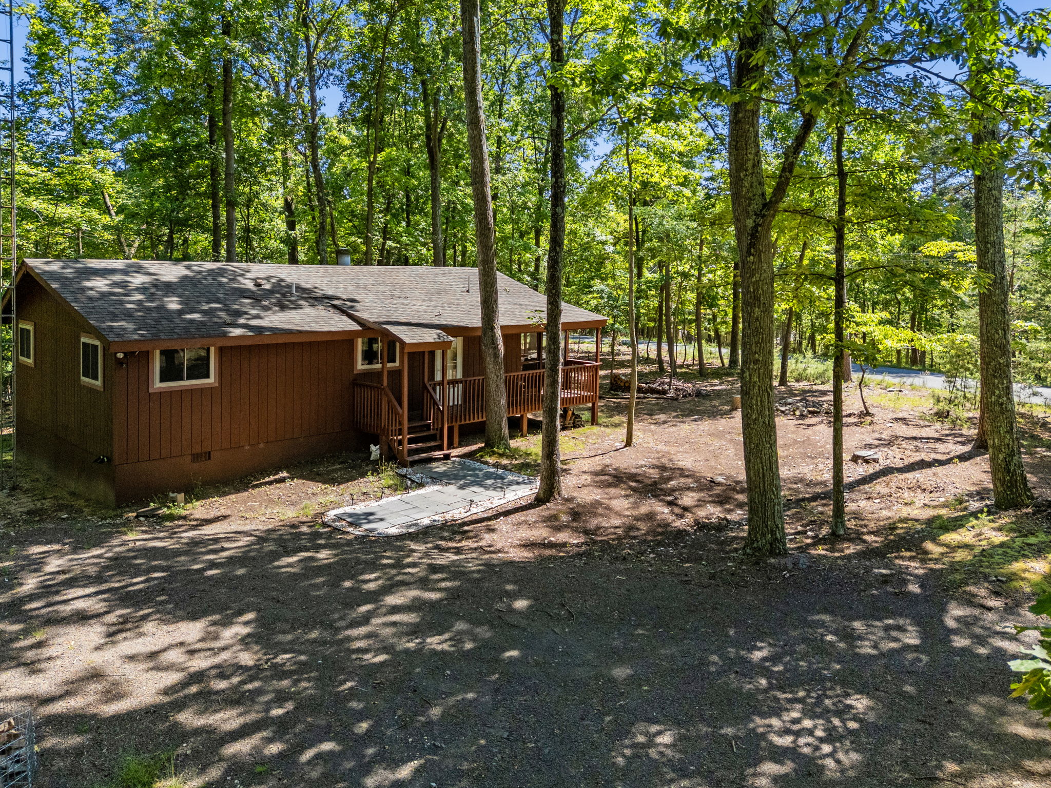 Cozy Cottage w Enclosed Porch, Fireplace & Grill