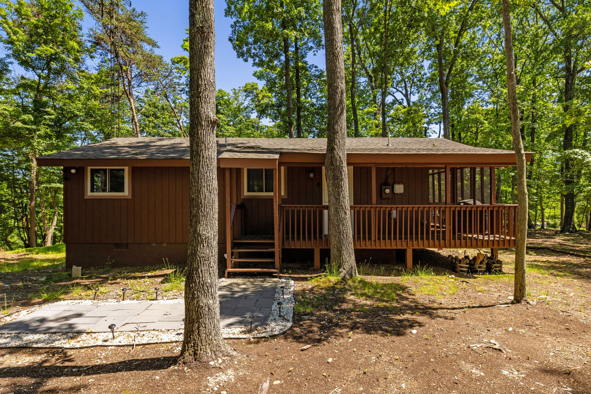 Cozy Cottage w Enclosed Porch, Fireplace & Grill