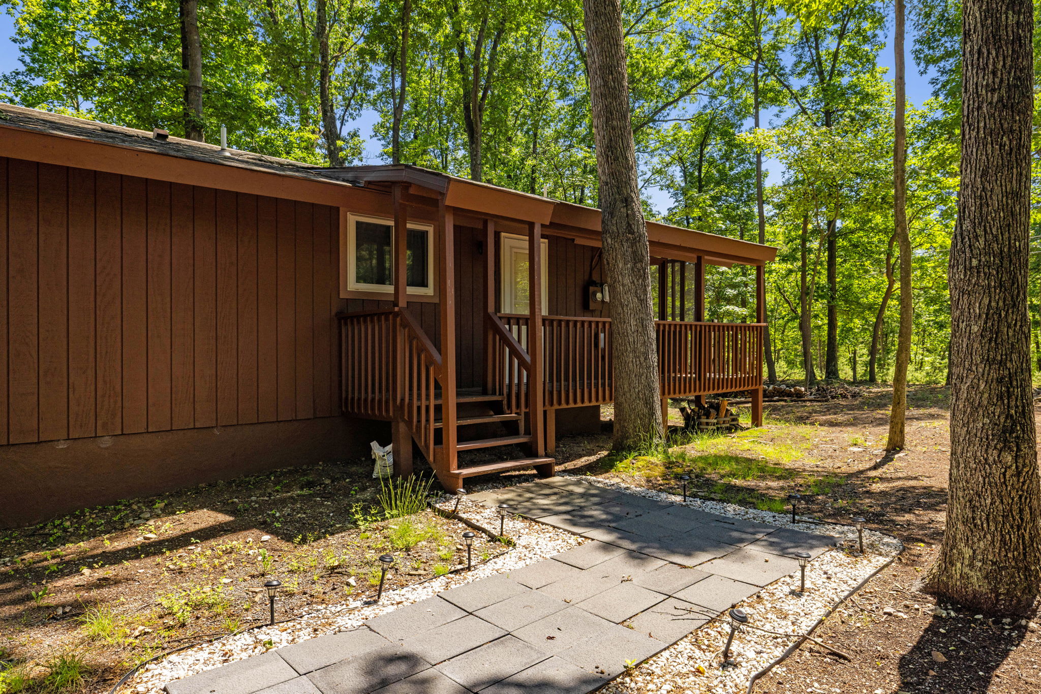 Cozy Cottage w Enclosed Porch, Fireplace & Grill