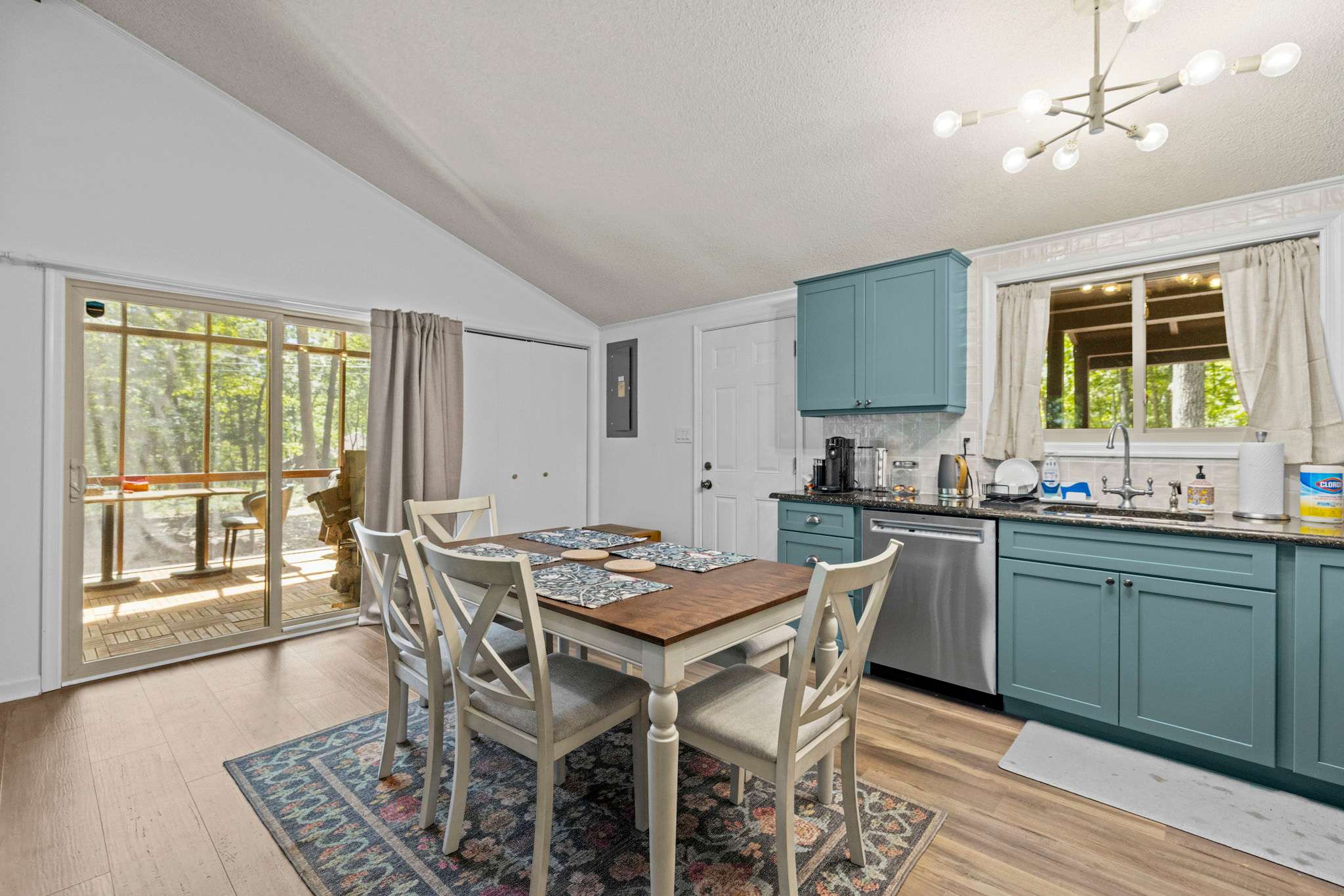 Cozy Cottage w Enclosed Porch, Fireplace & Grill