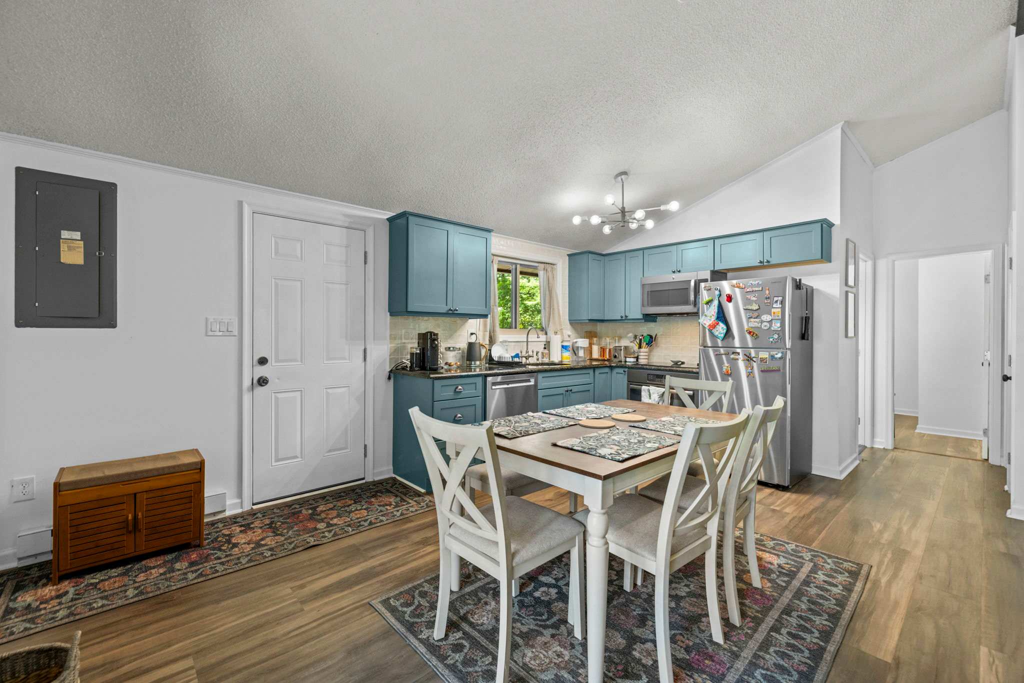 Cozy Cottage w Enclosed Porch, Fireplace & Grill