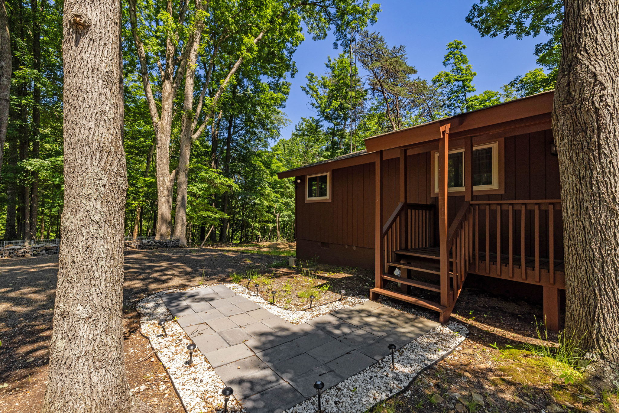 Cozy Cottage w Enclosed Porch, Fireplace & Grill