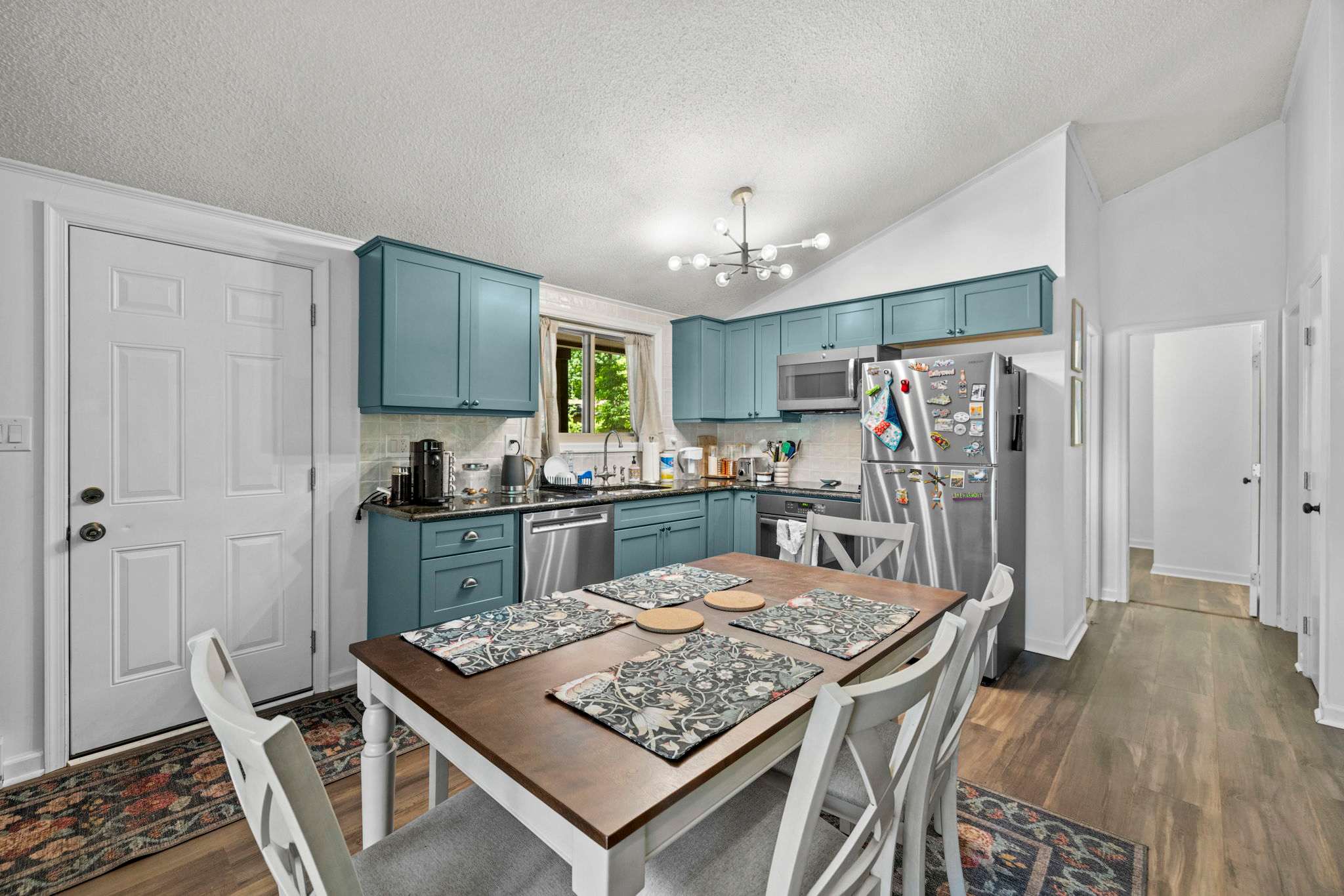 Cozy Cottage w Enclosed Porch, Fireplace & Grill