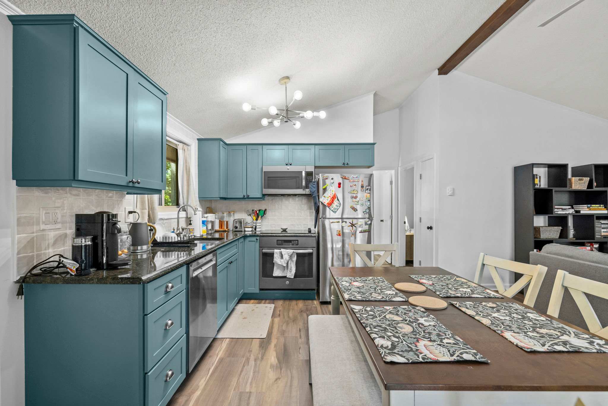 Cozy Cottage w Enclosed Porch, Fireplace & Grill