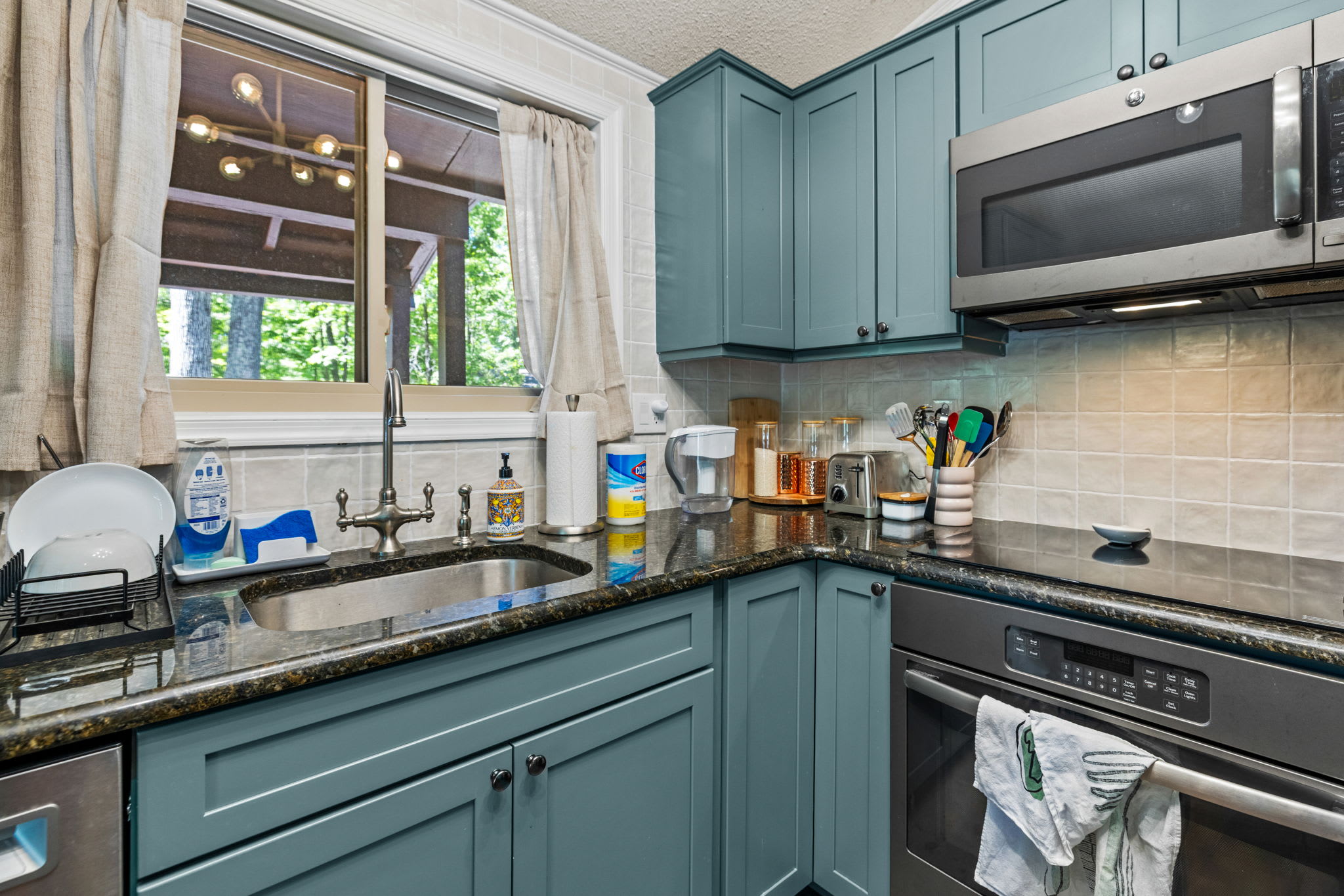 Cozy Cottage w Enclosed Porch, Fireplace & Grill