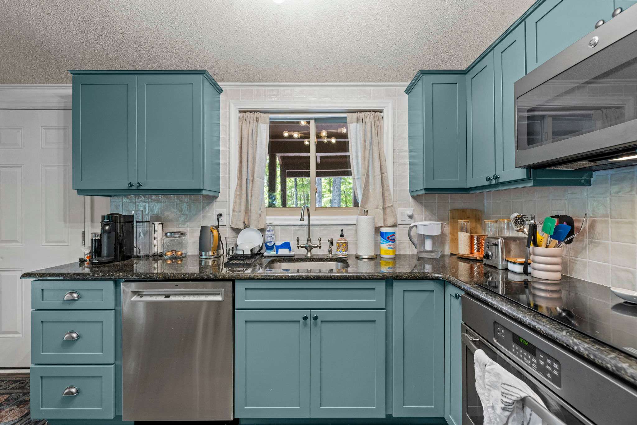 Cozy Cottage w Enclosed Porch, Fireplace & Grill