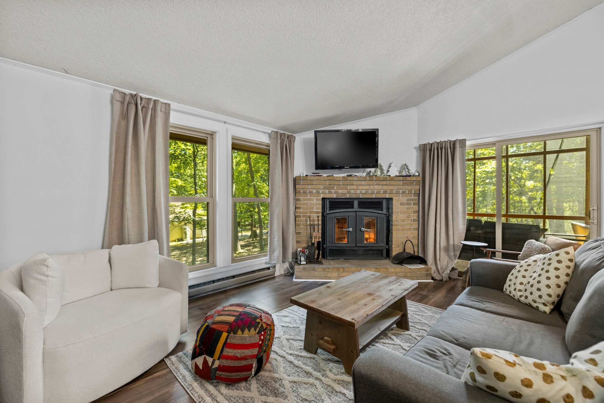 Cozy Cottage w Enclosed Porch, Fireplace & Grill