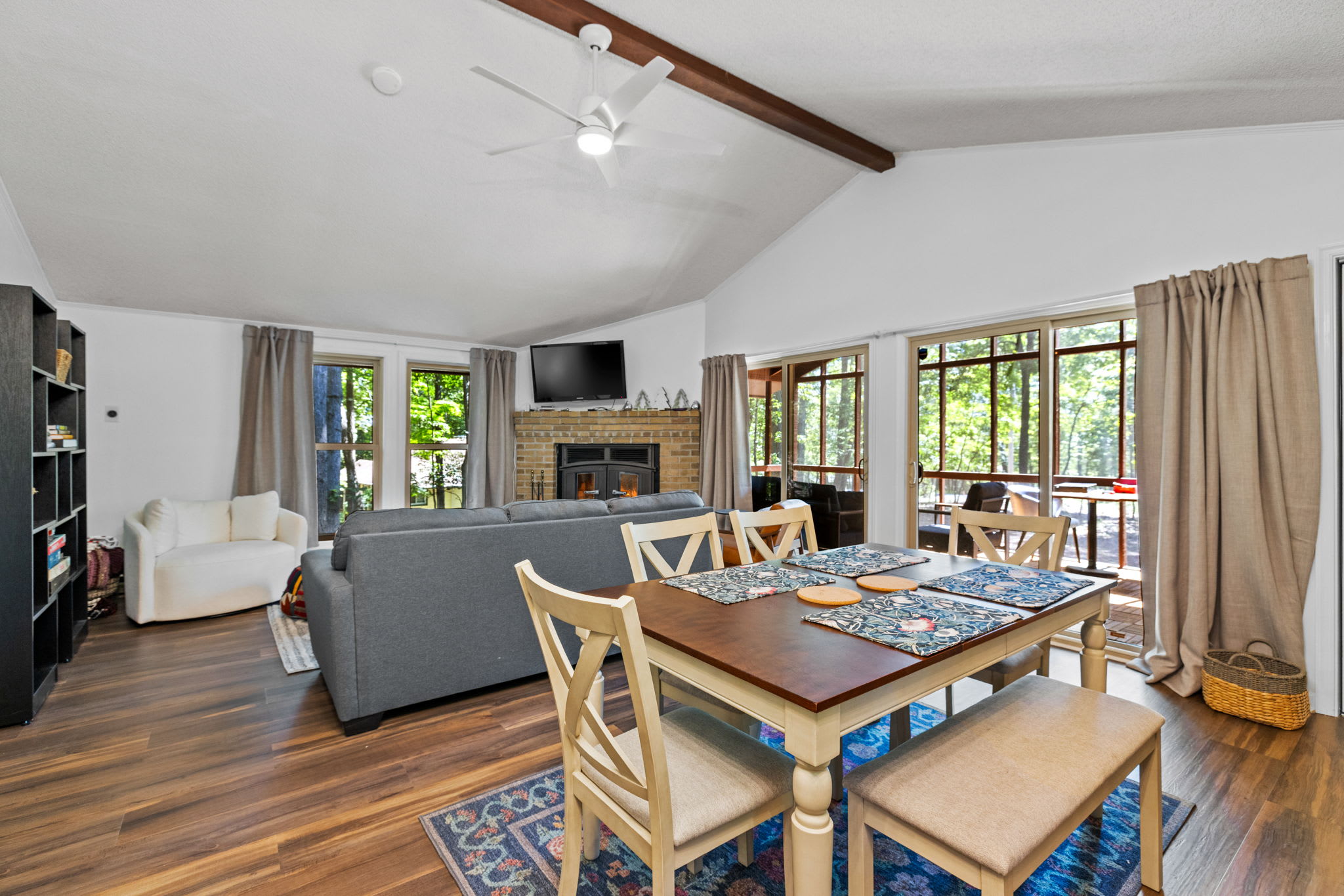Cozy Cottage w Enclosed Porch, Fireplace & Grill