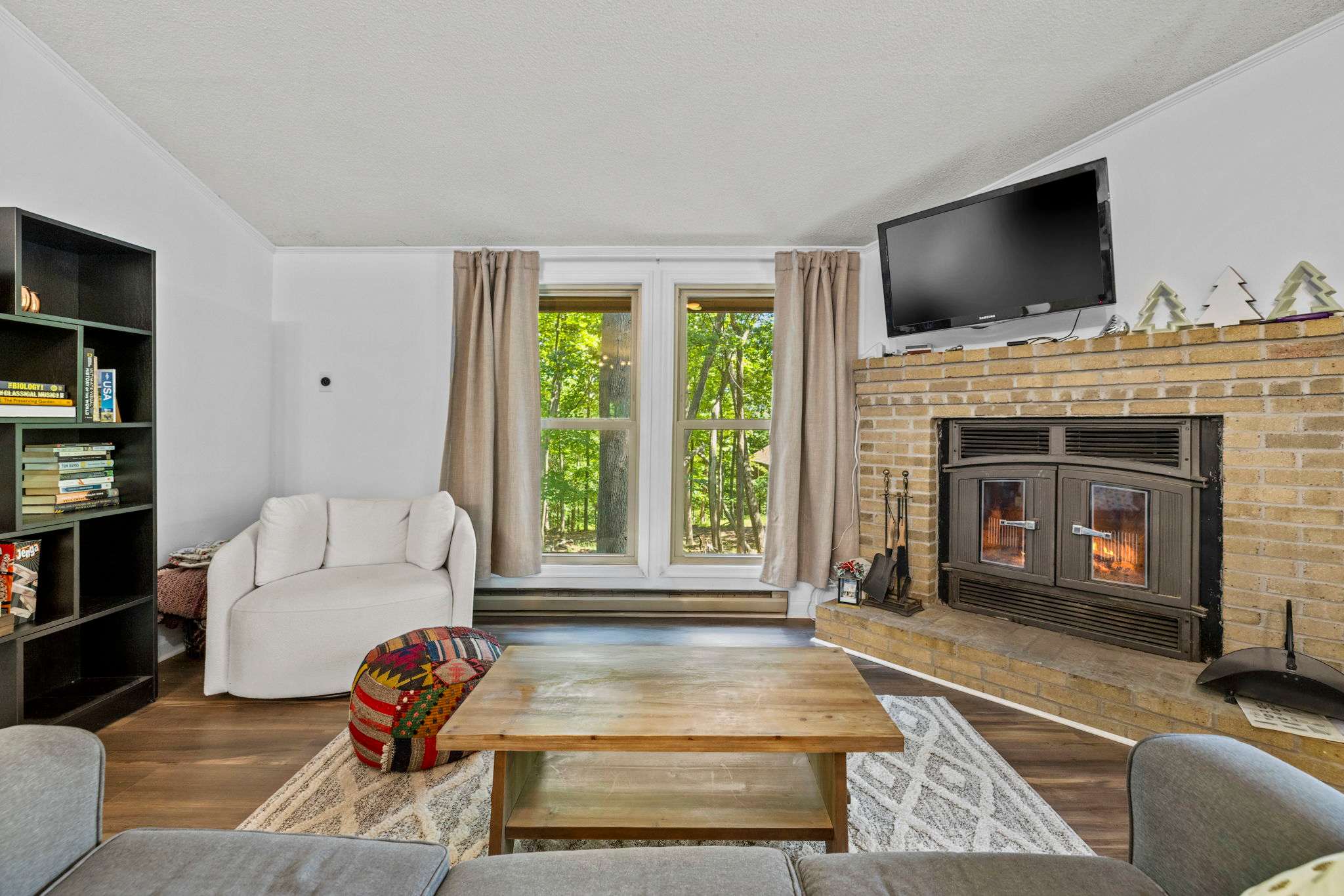 Cozy Cottage w Enclosed Porch, Fireplace & Grill