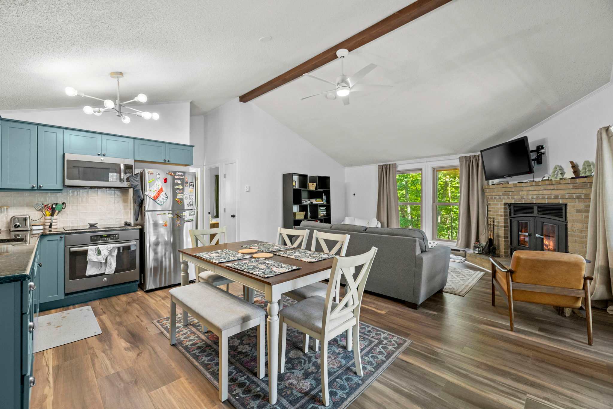 Cozy Cottage w Enclosed Porch, Fireplace & Grill