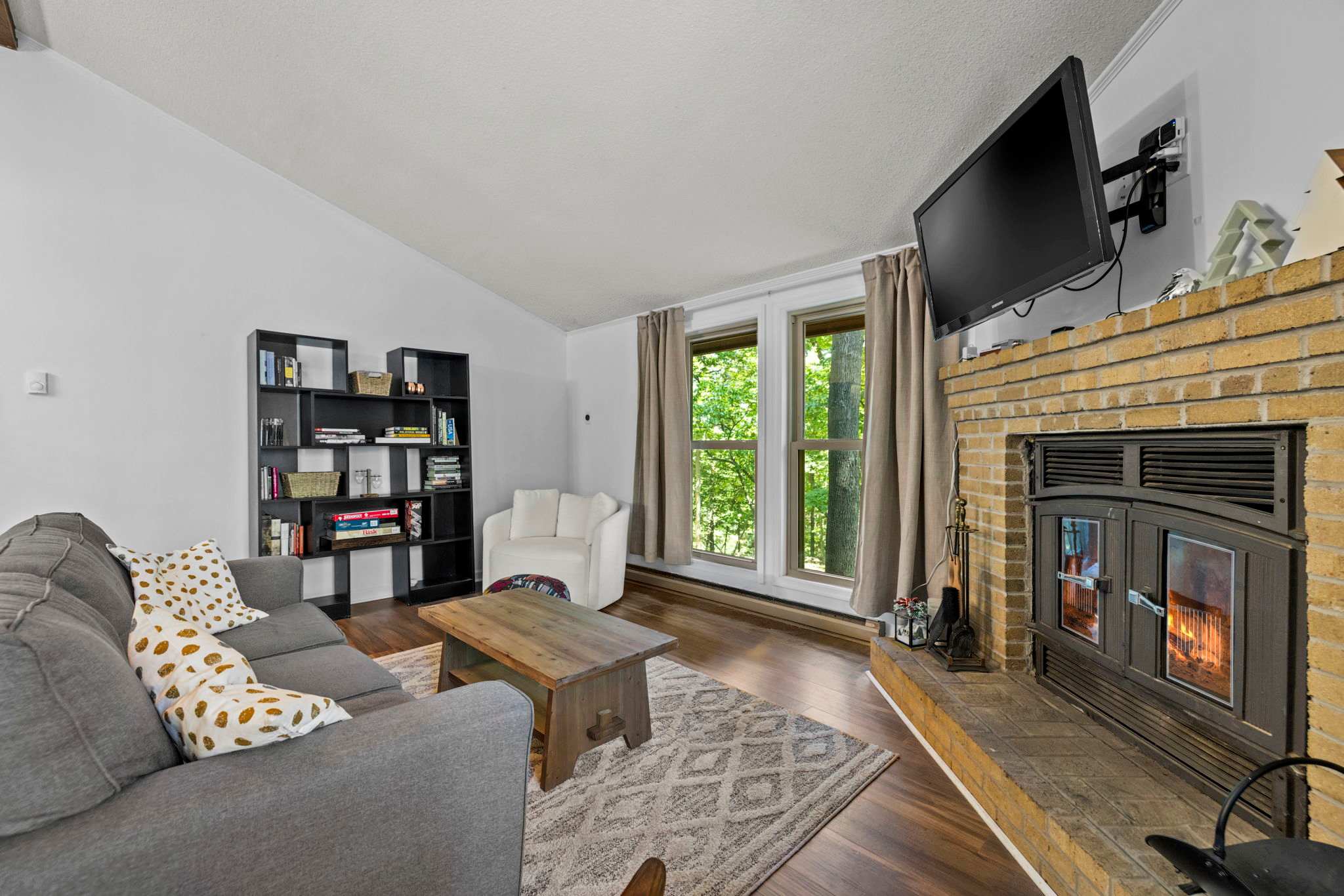 Cozy Cottage w Enclosed Porch, Fireplace & Grill