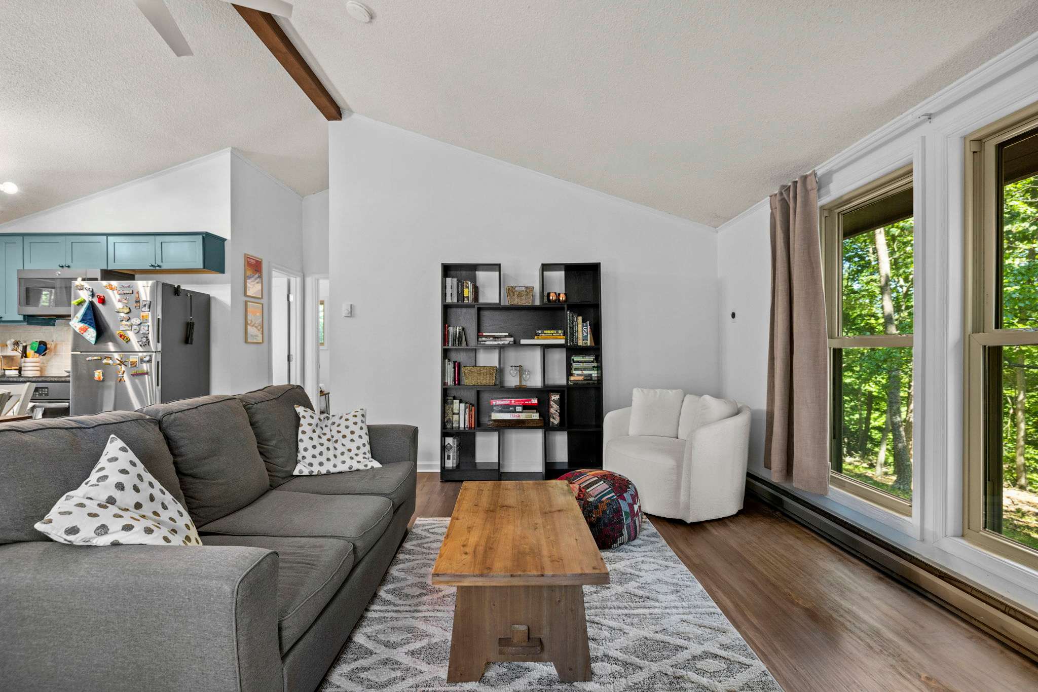 Cozy Cottage w Enclosed Porch, Fireplace & Grill