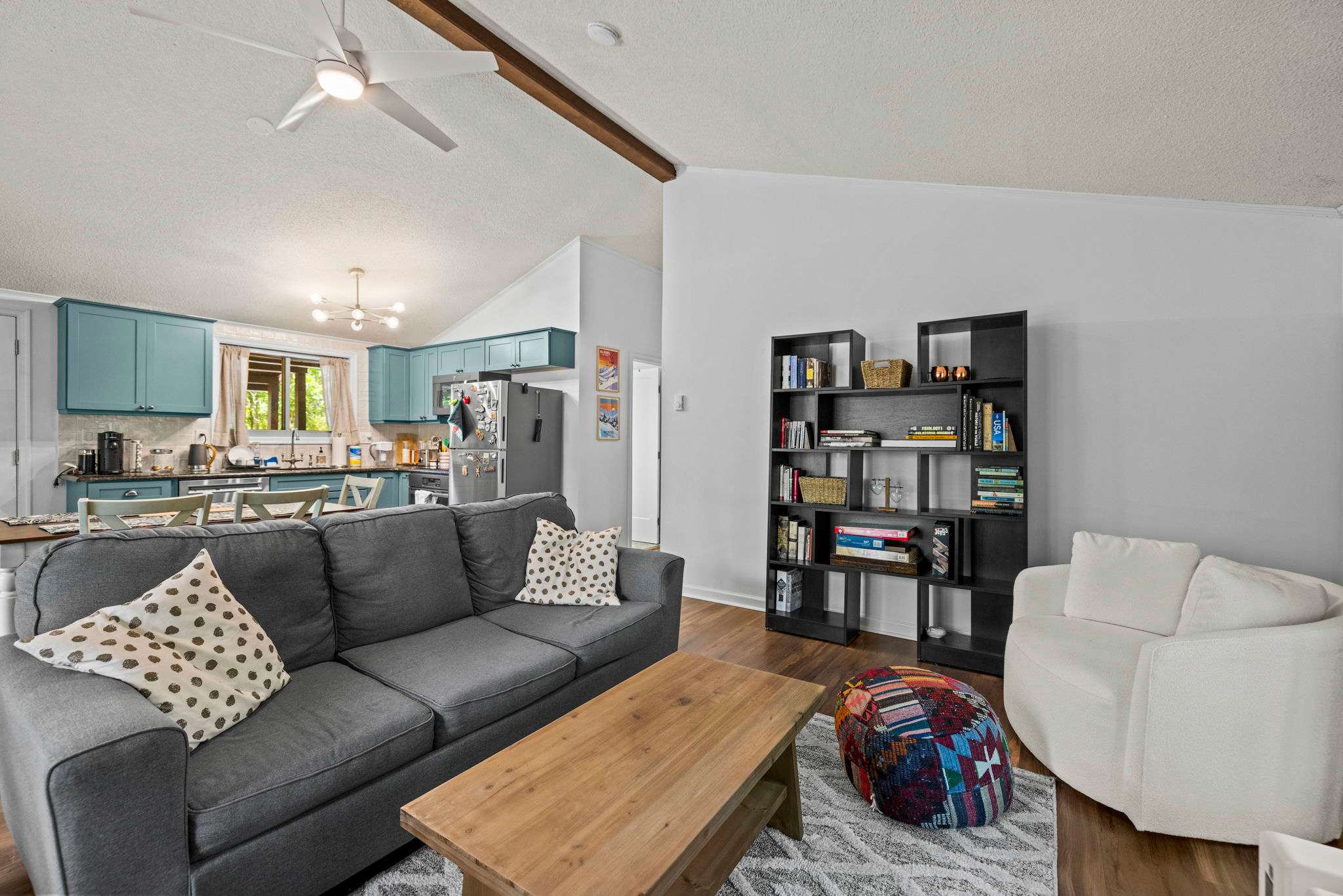 Cozy Cottage w Enclosed Porch, Fireplace & Grill