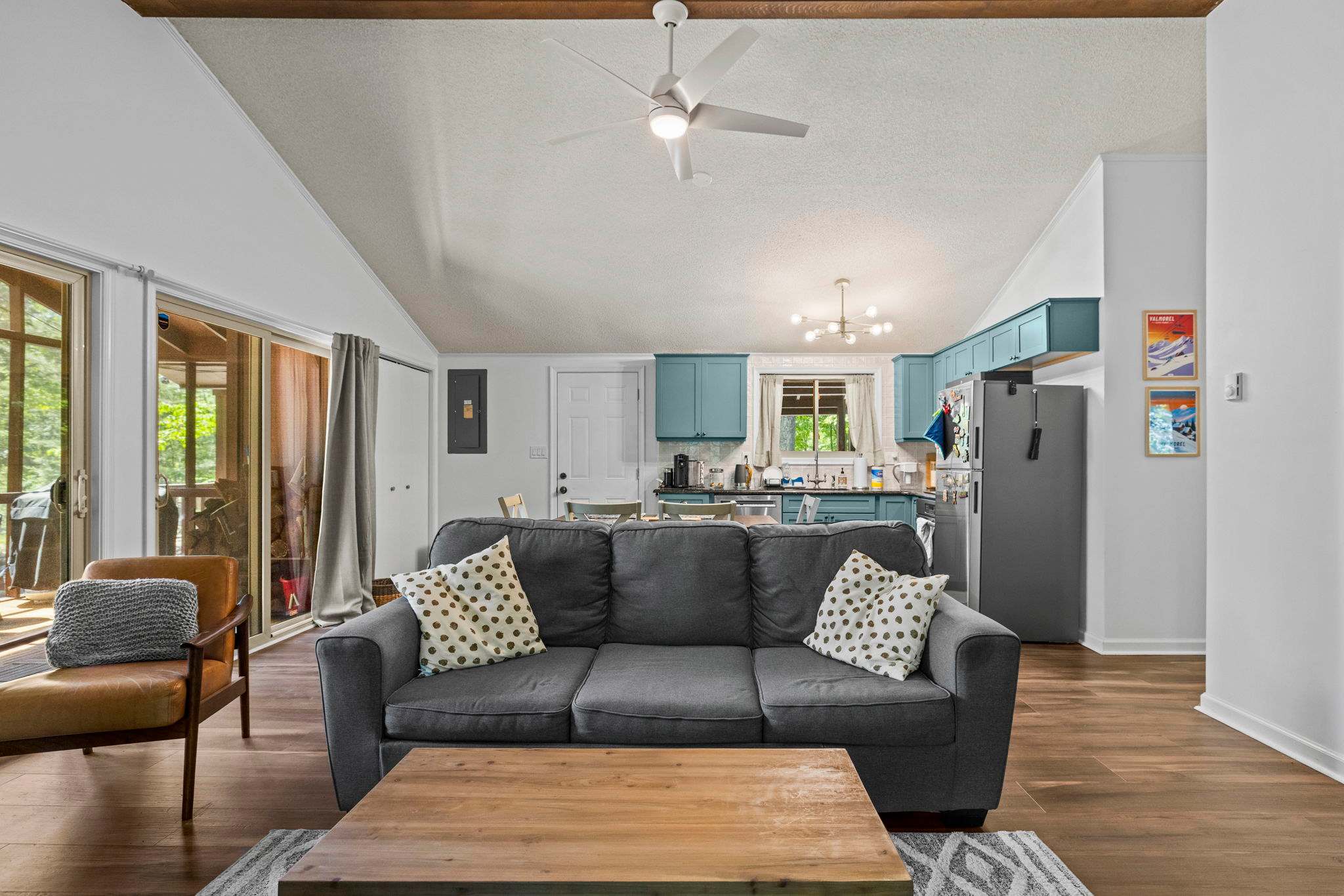Cozy Cottage w Enclosed Porch, Fireplace & Grill