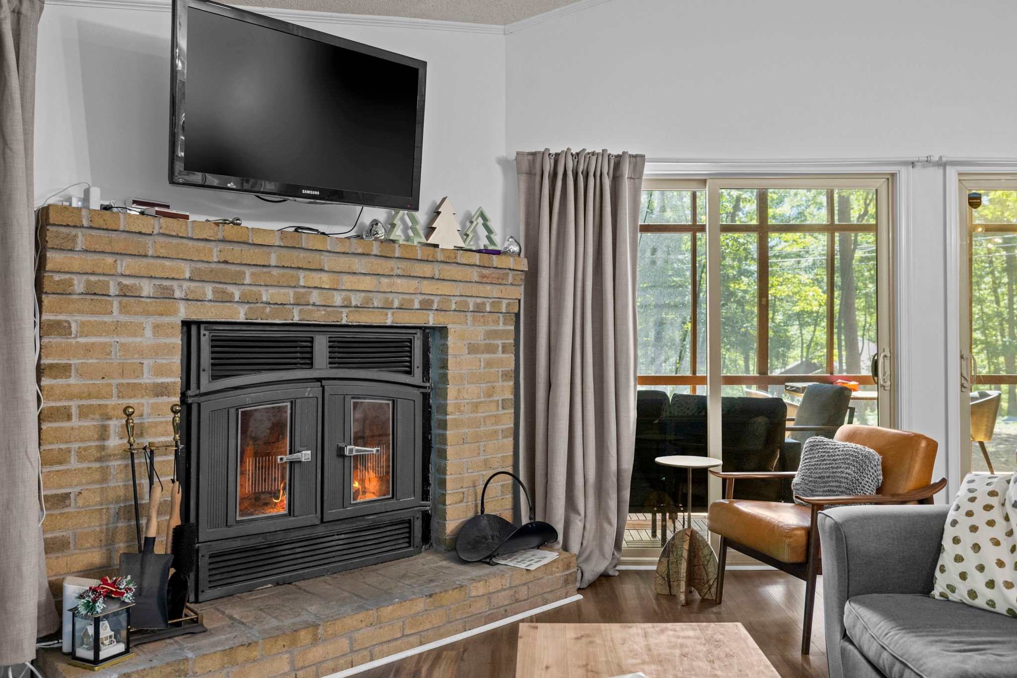 Cozy Cottage w Enclosed Porch, Fireplace & Grill