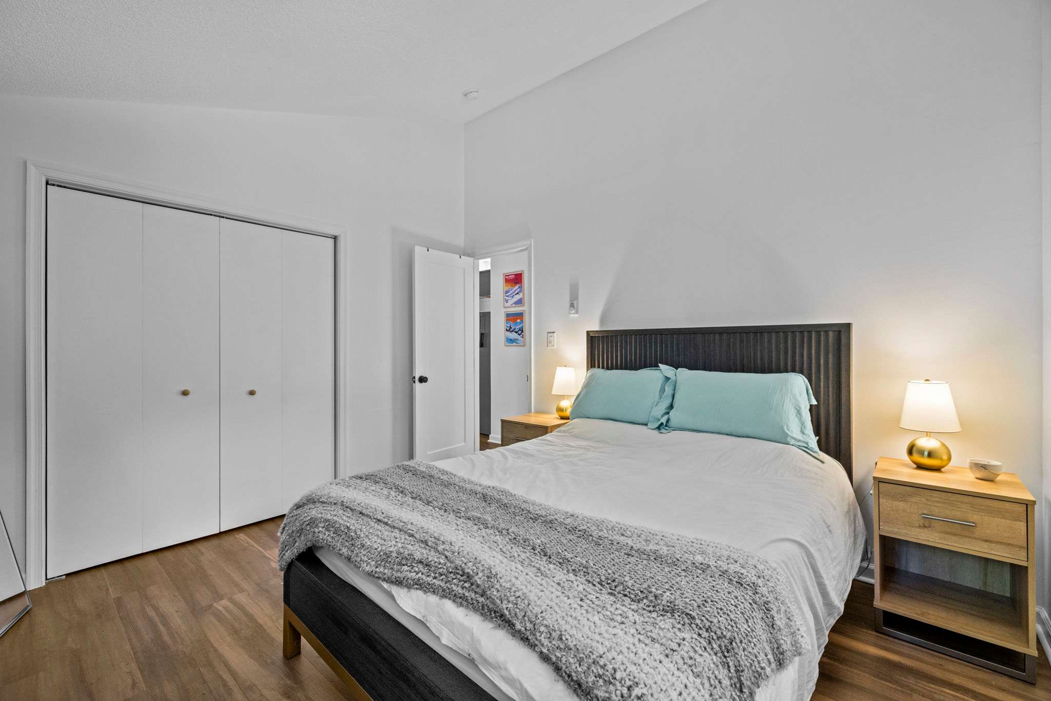 Cozy Cottage w Enclosed Porch, Fireplace & Grill