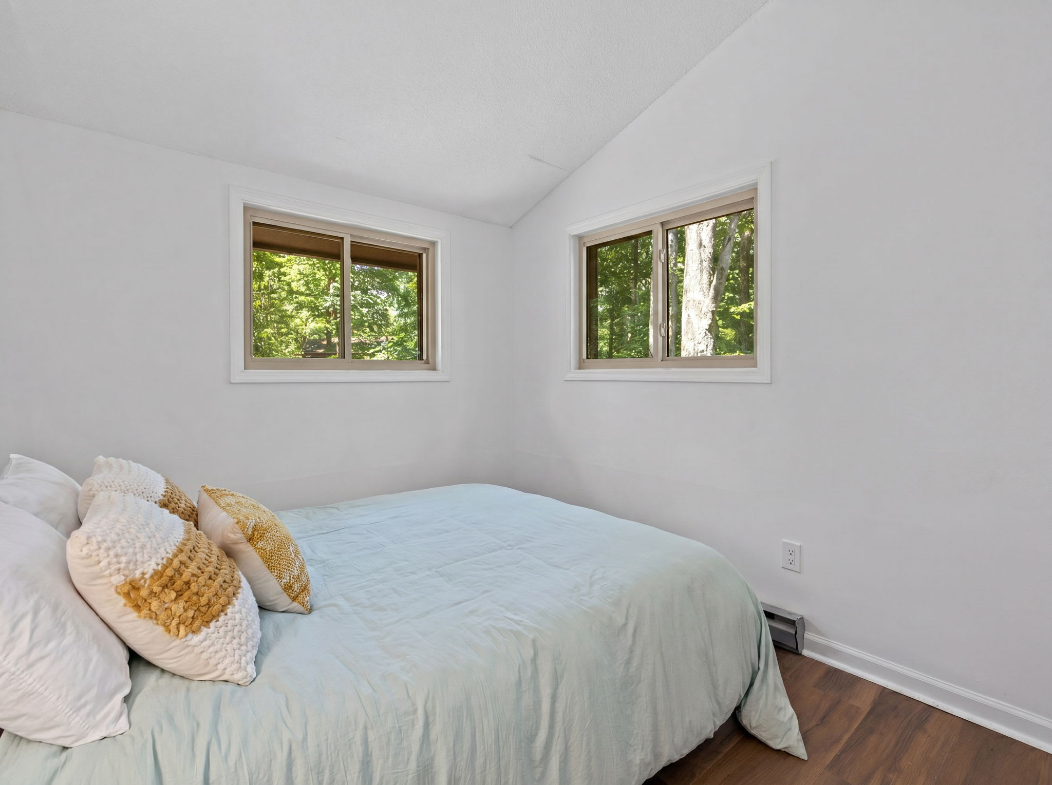 Cozy Cottage w Enclosed Porch, Fireplace & Grill