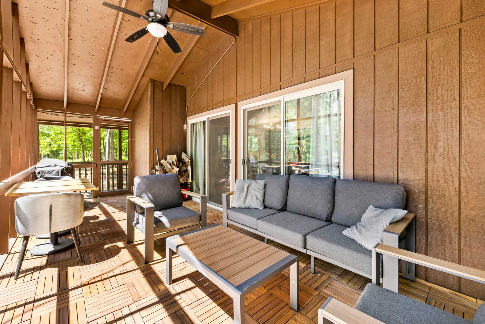 Cozy Cottage w Enclosed Porch, Fireplace & Grill
