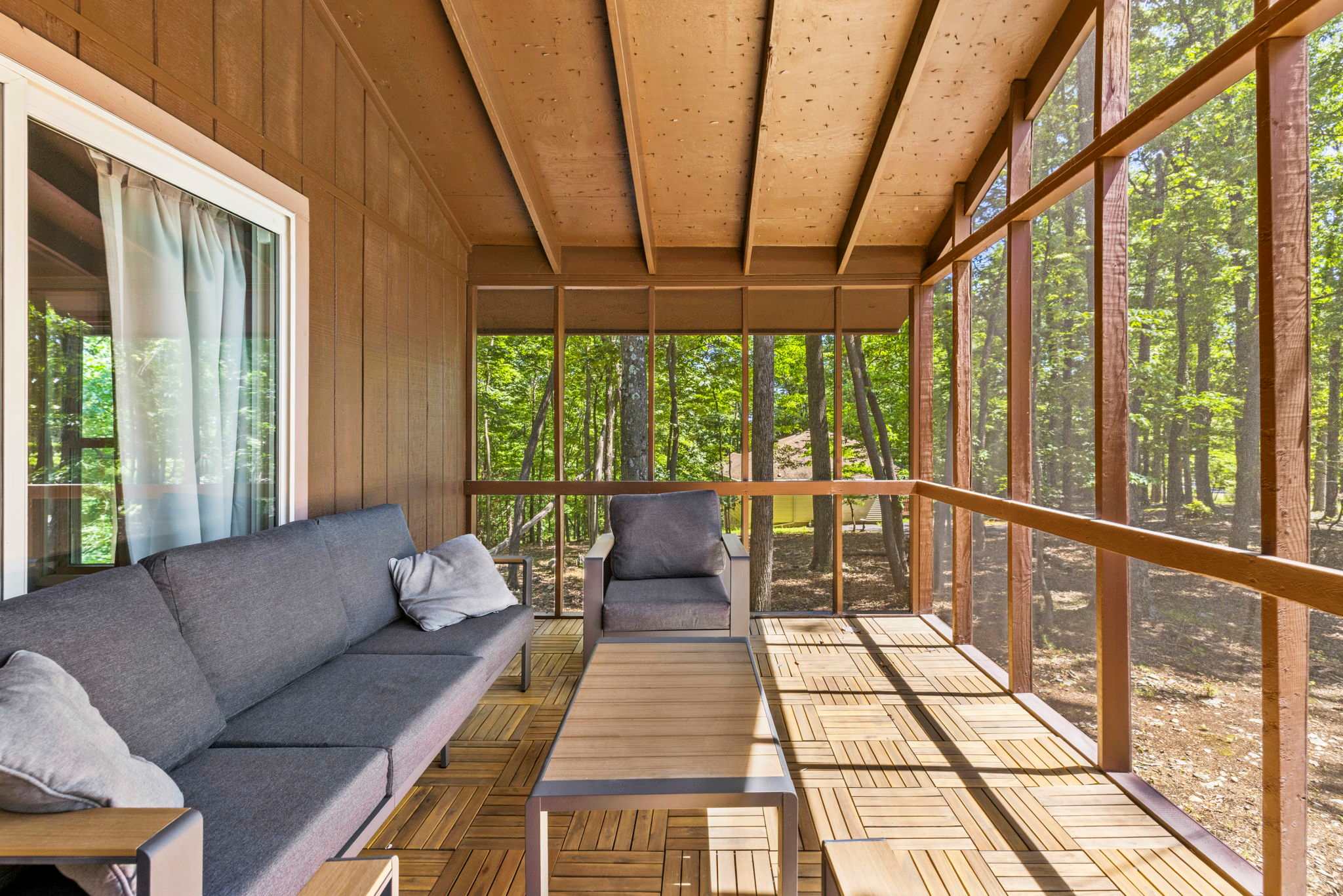 Cozy Cottage w Enclosed Porch, Fireplace & Grill