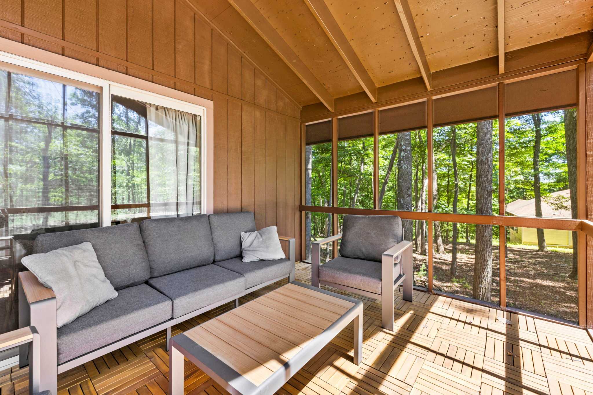 Cozy Cottage w Enclosed Porch, Fireplace & Grill
