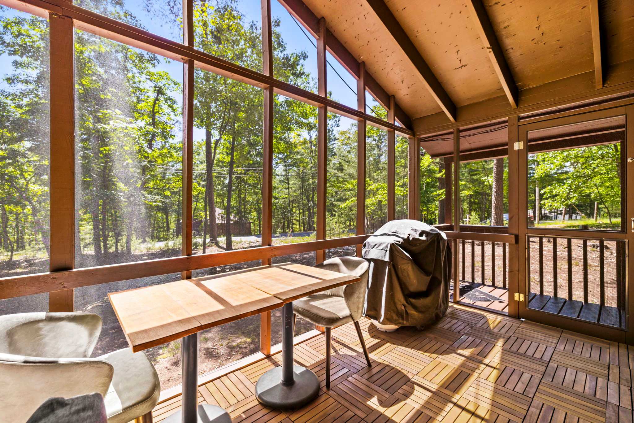 Cozy Cottage w Enclosed Porch, Fireplace & Grill