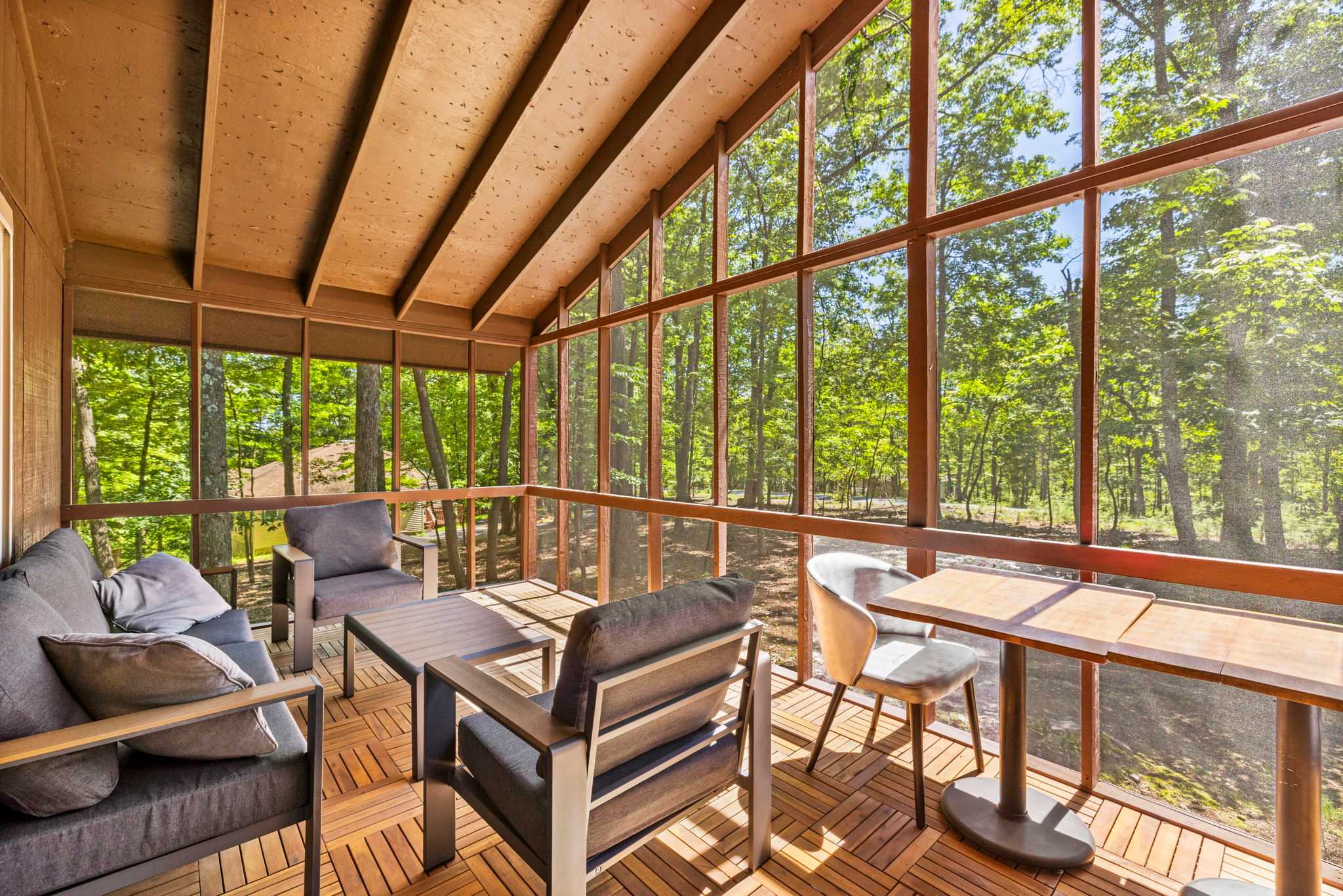 Cozy Cottage w Enclosed Porch, Fireplace & Grill