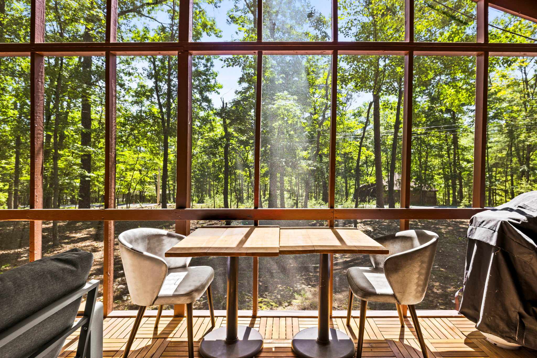 Cozy Cottage w Enclosed Porch, Fireplace & Grill