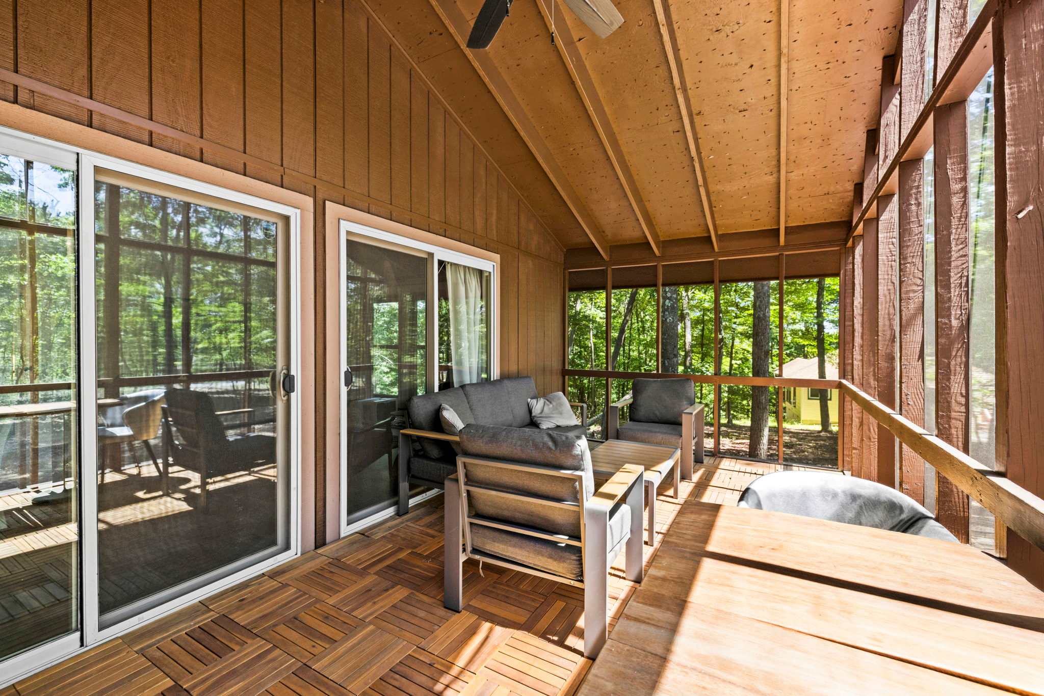 Cozy Cottage w Enclosed Porch, Fireplace & Grill