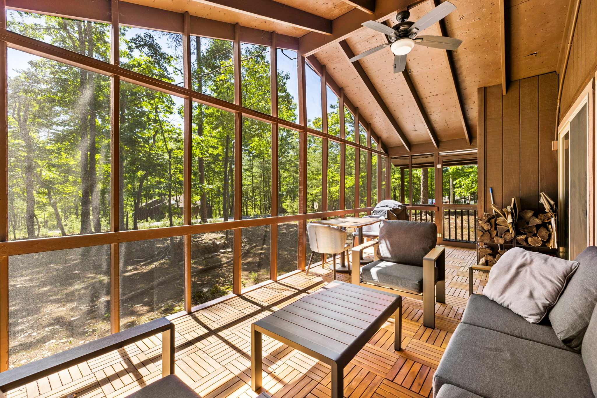 Cozy Cottage w Enclosed Porch, Fireplace & Grill