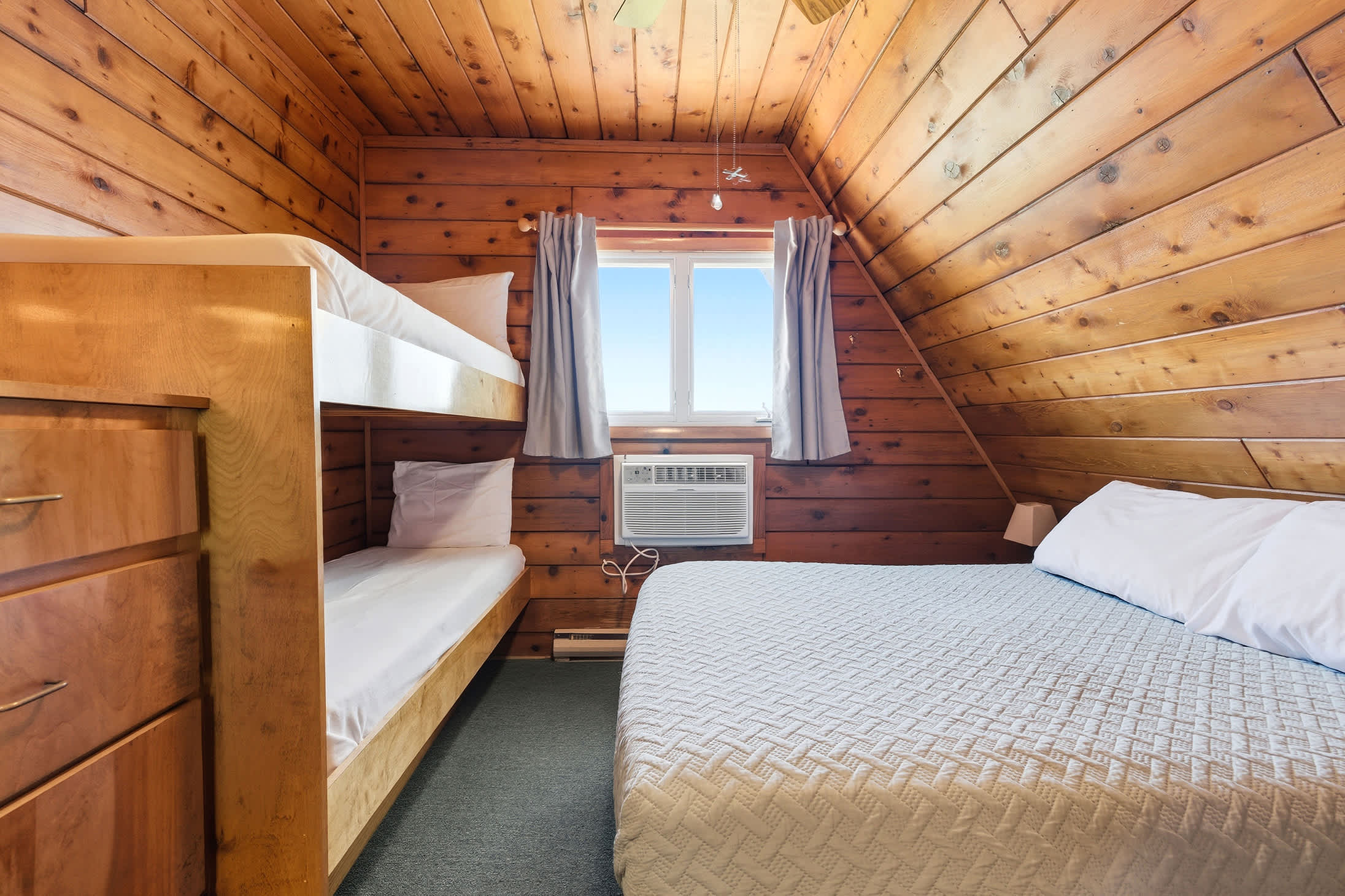 Sleep close to the beach with room for the whole family.