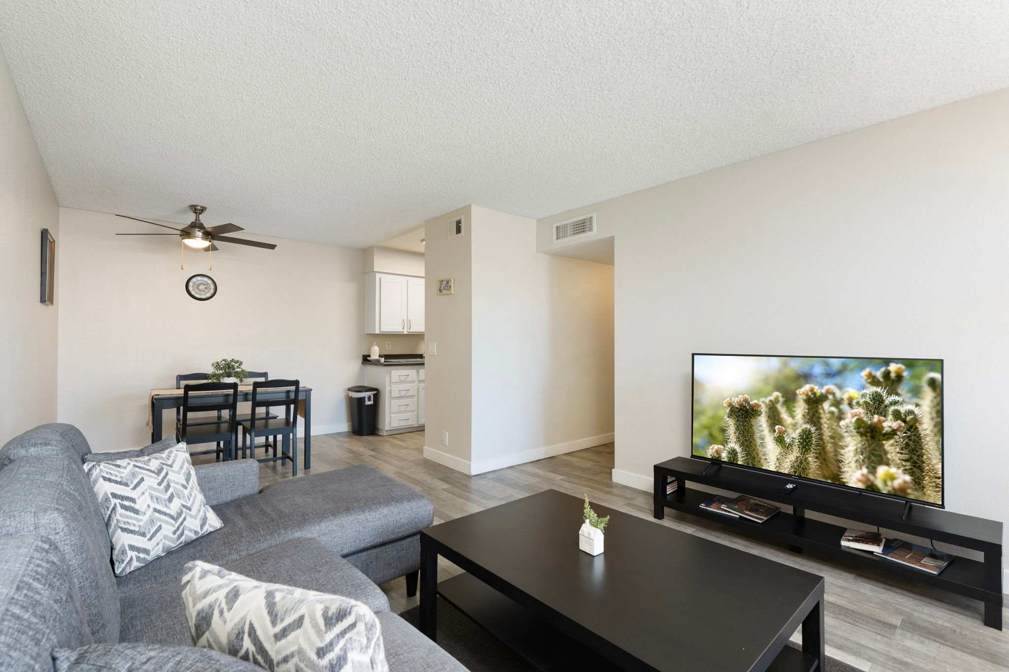 2BR Cozy Mesa Stay Near DT with Pools & Gym