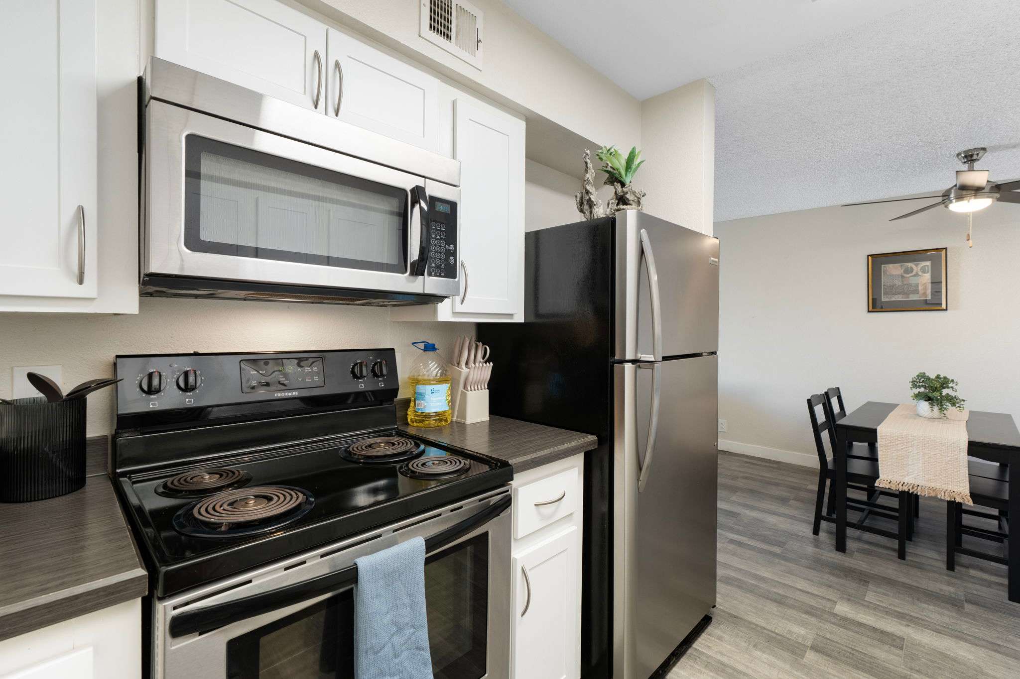 2BR Cozy Mesa Stay Near DT with Pools & Gym 3