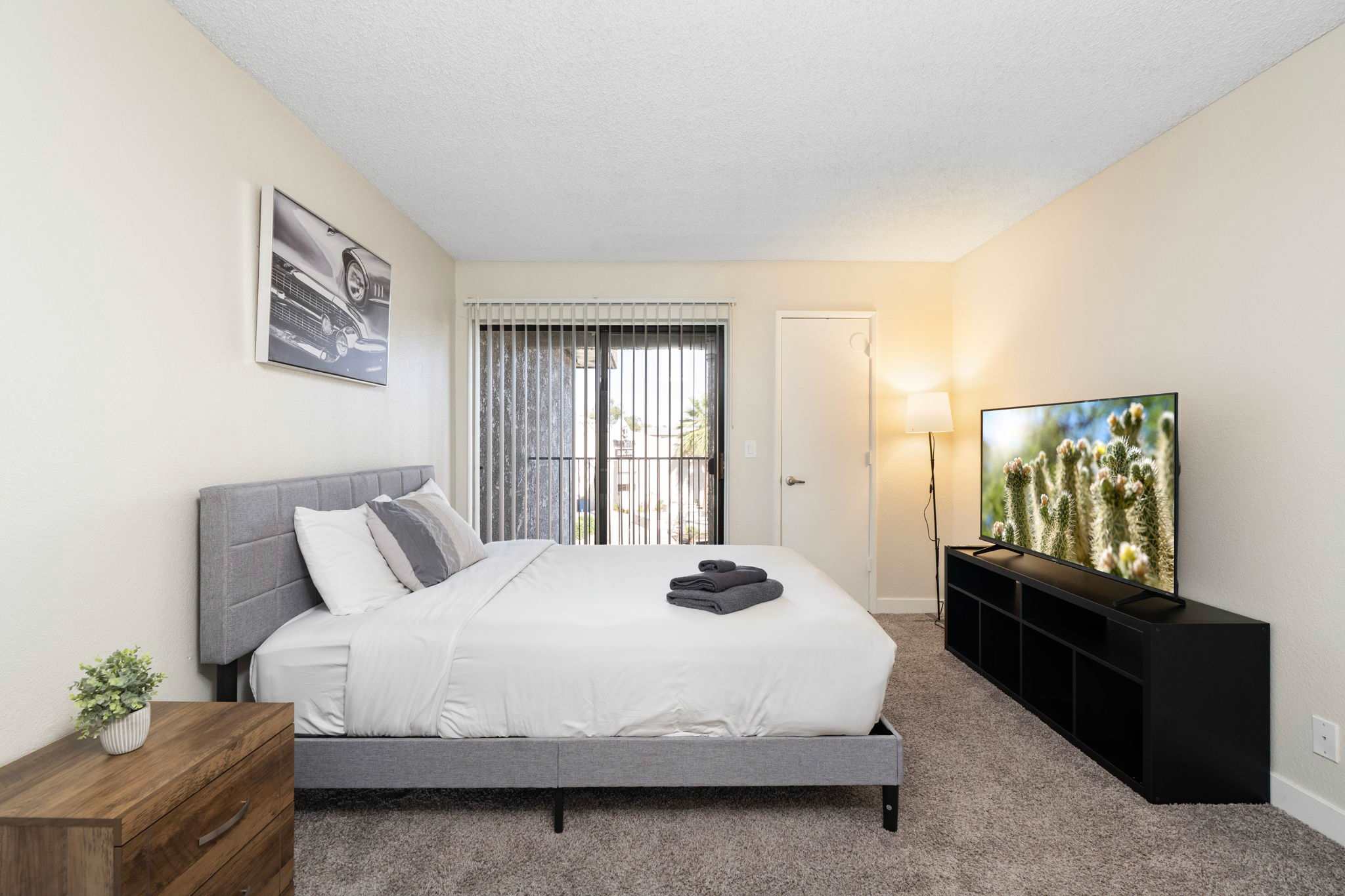 2BR Cozy Mesa Stay Near DT with Pools & Gym 4