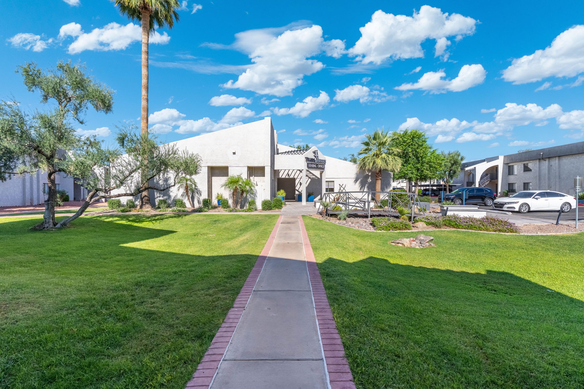 2BR Cozy Mesa Stay Near DT with Pools & Gym 5