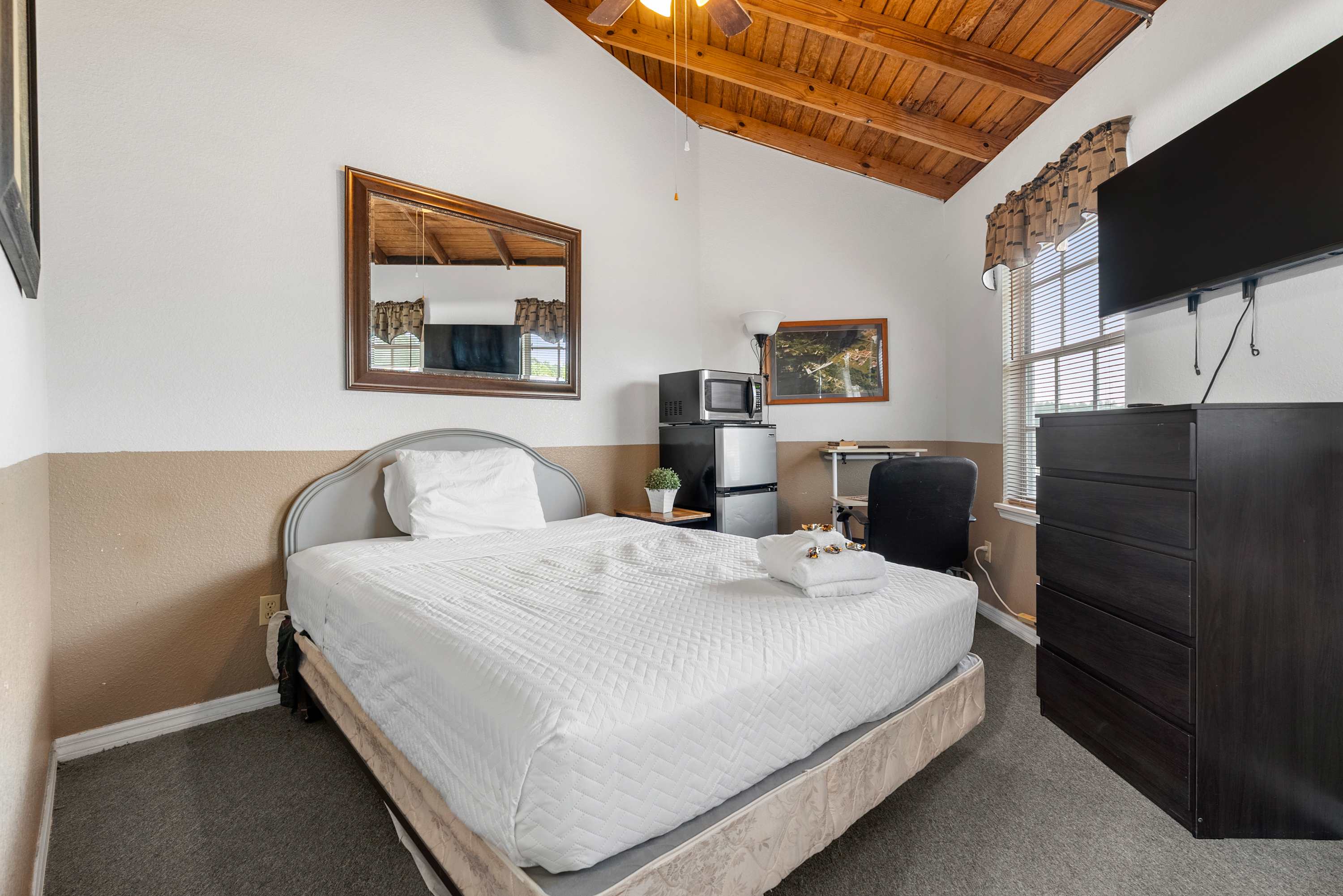Aviation Hideaway With Pool Access