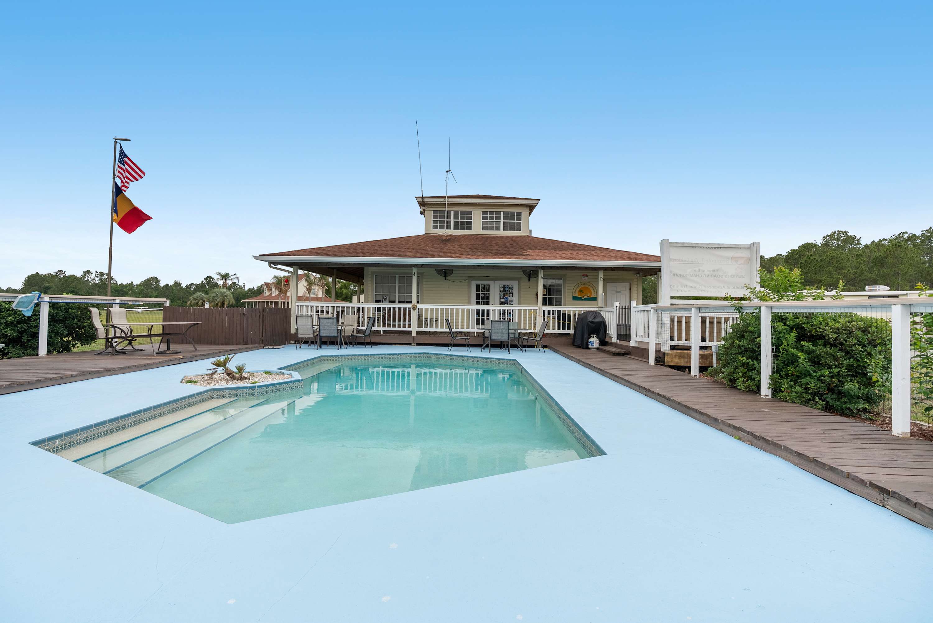 Aviation Hideaway With Pool Access