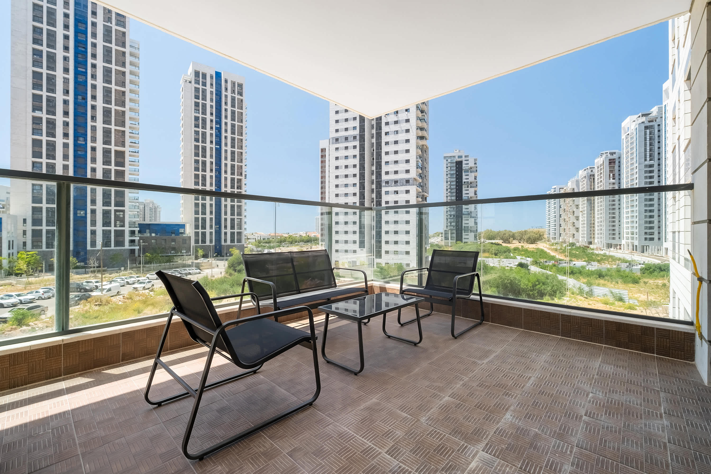 Modern 4BR Apt l Balcony l Mamad l Bldg Renovation