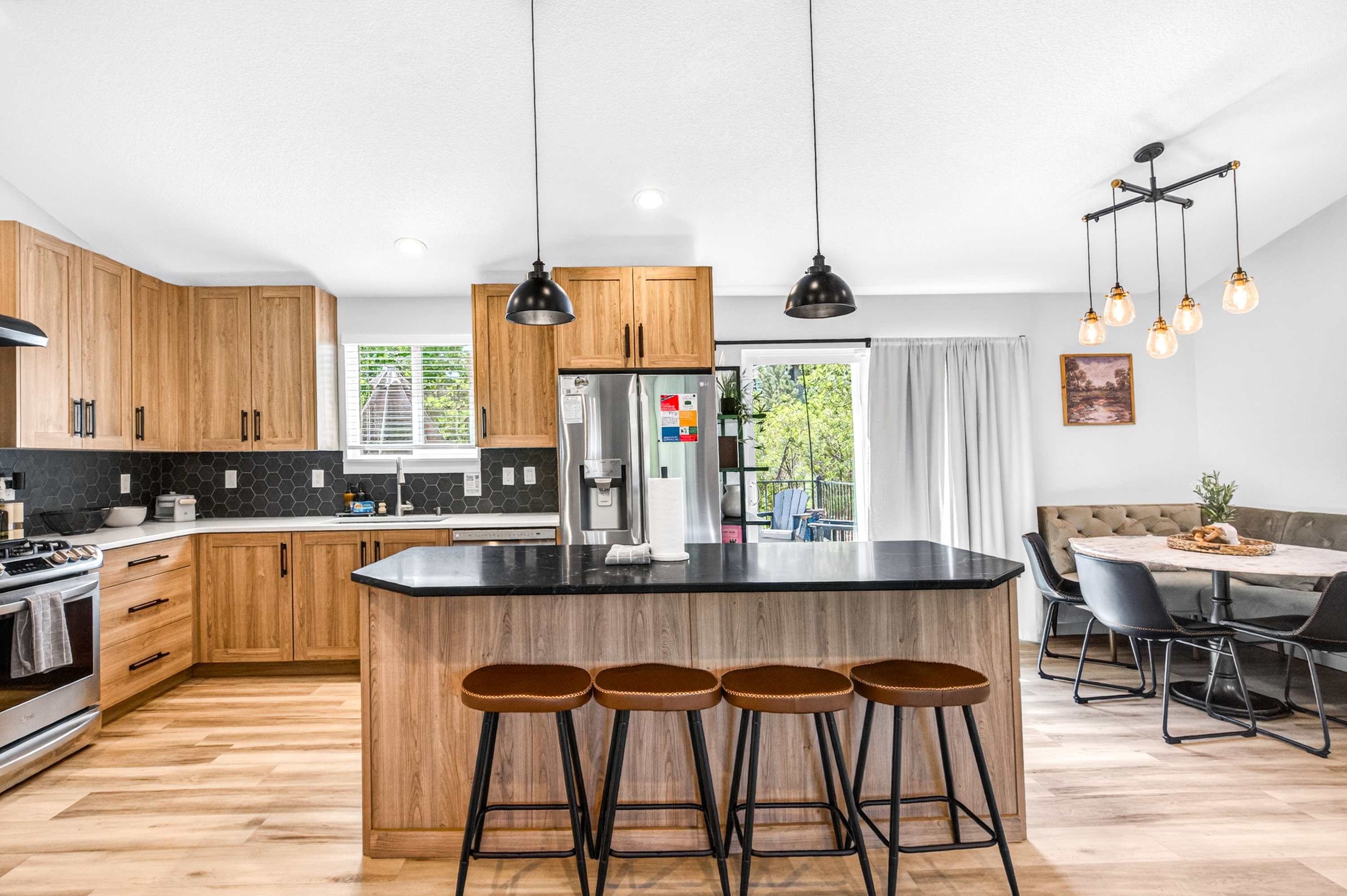 4BR Mountain Retreat with Games, Large Deck &Views 2