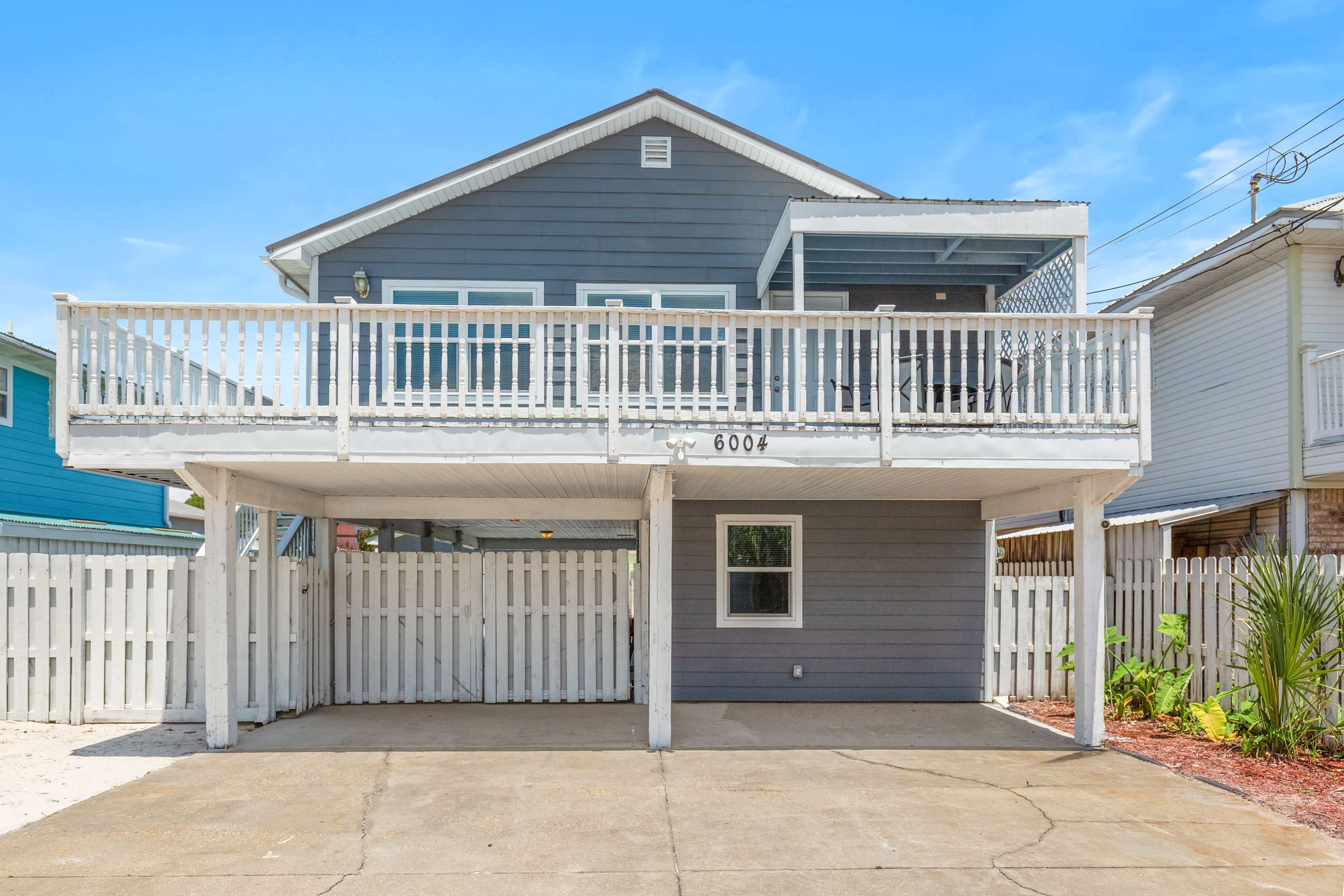 Beach Time Home Near Gulf Walkable, 3BR w/ Deck, Grill, Sleeps 8 | Ticket Deals for Local Activities Daily | Photo 2
