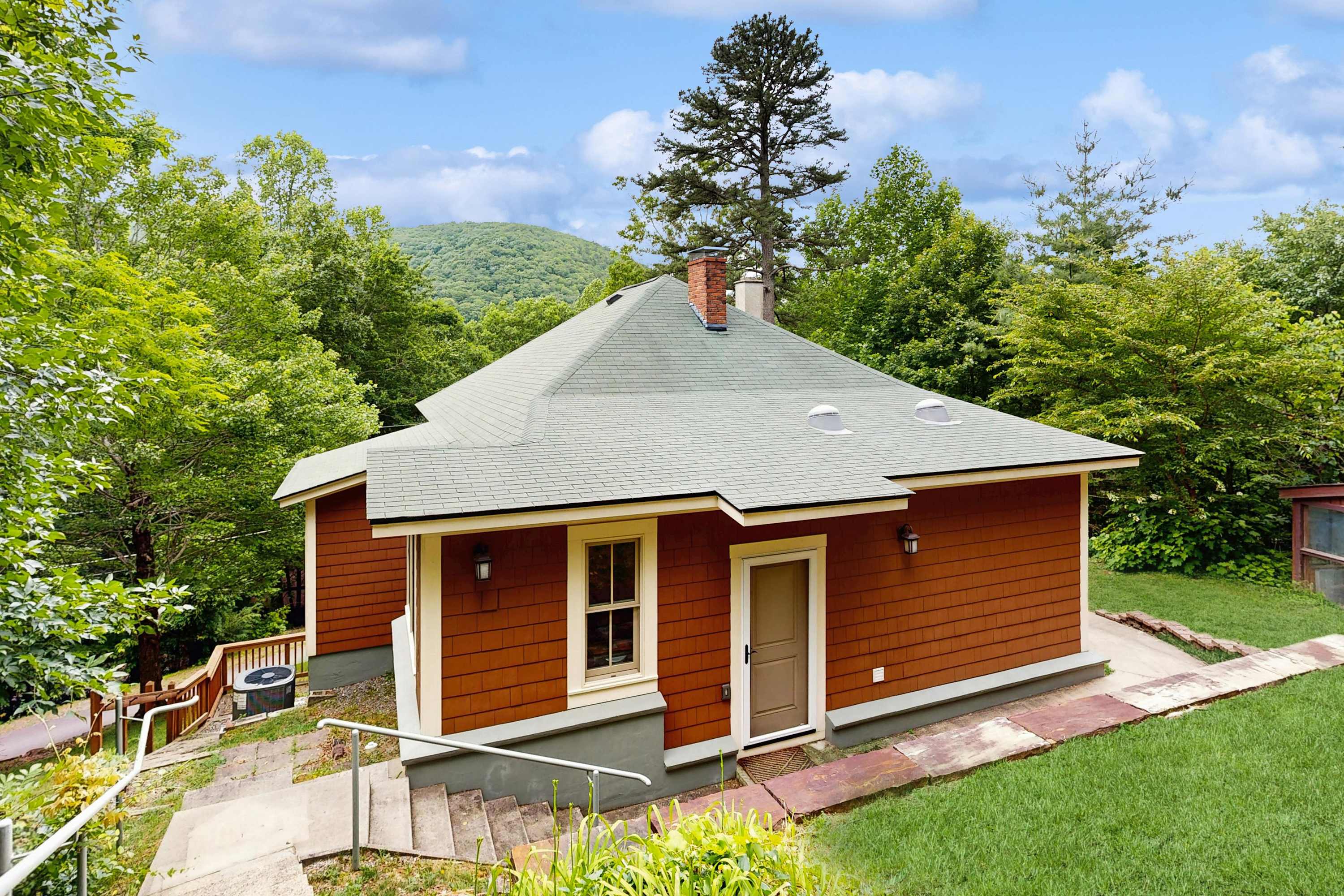 Charming house, mountain views, fireplace, trail access, cable TV, AC