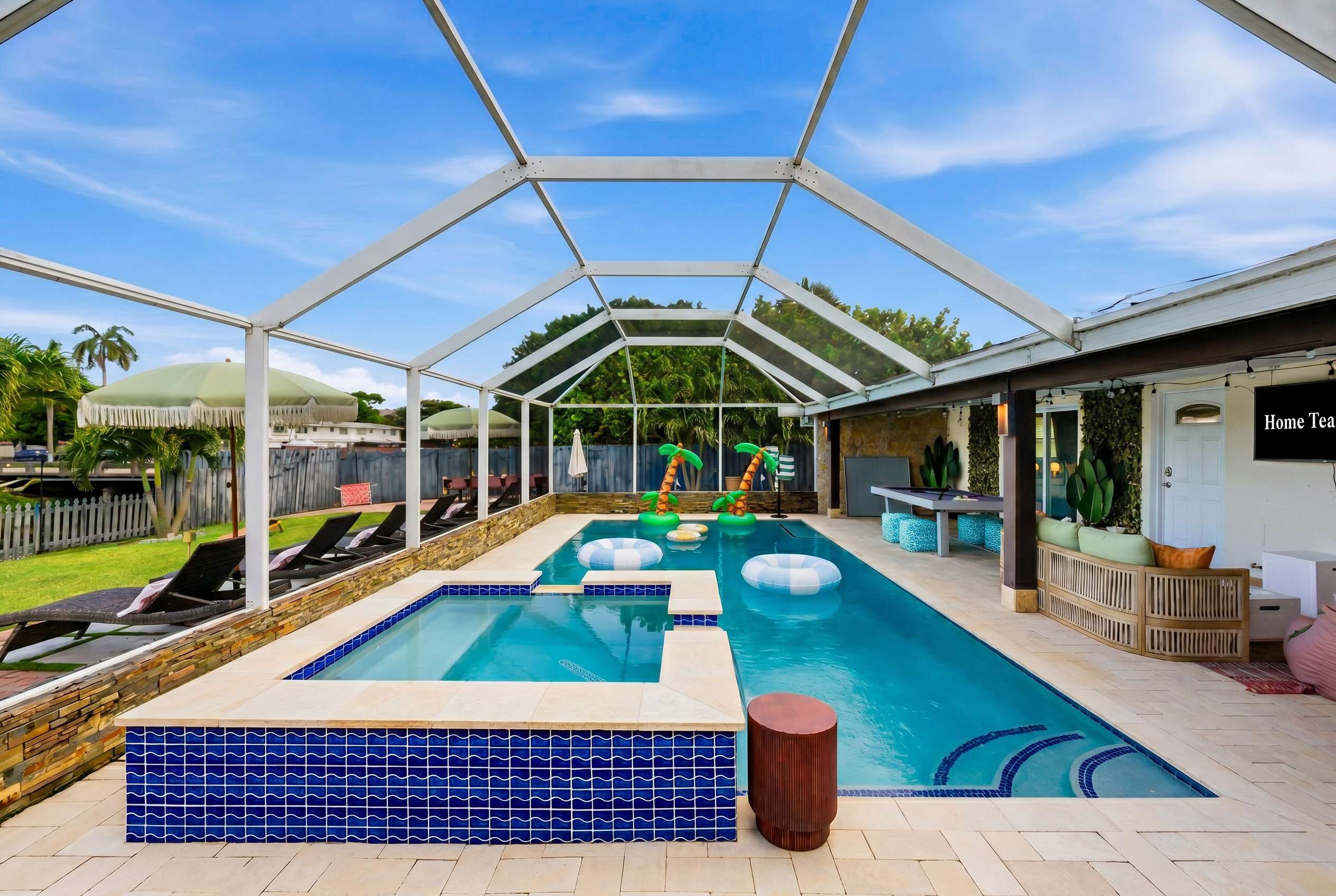 Mins To Beach • Backyard Oasis • Heated Pool & Spa - West Palm Beach, FL