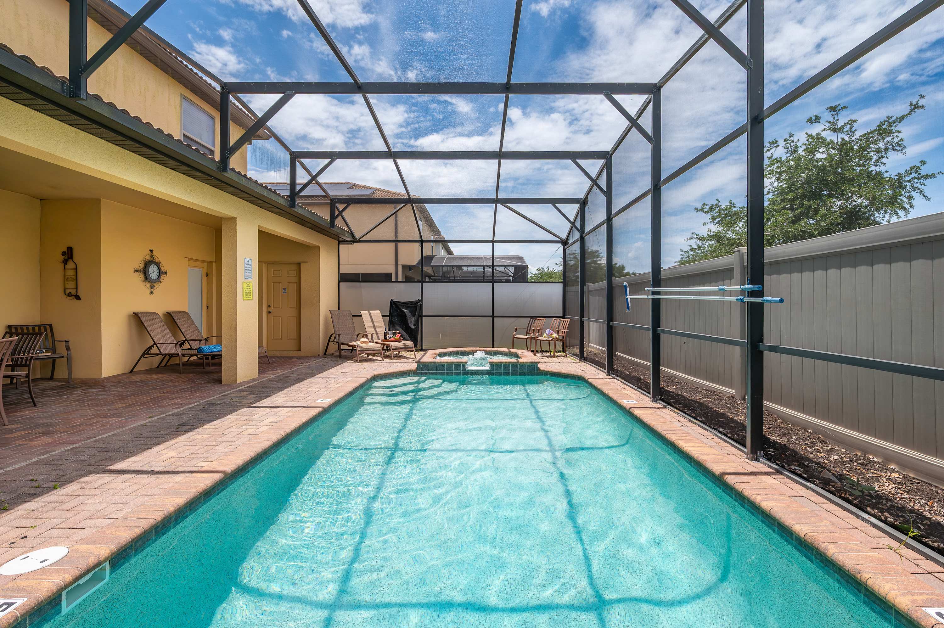 Family retreat near Disney & Universal w/ pool