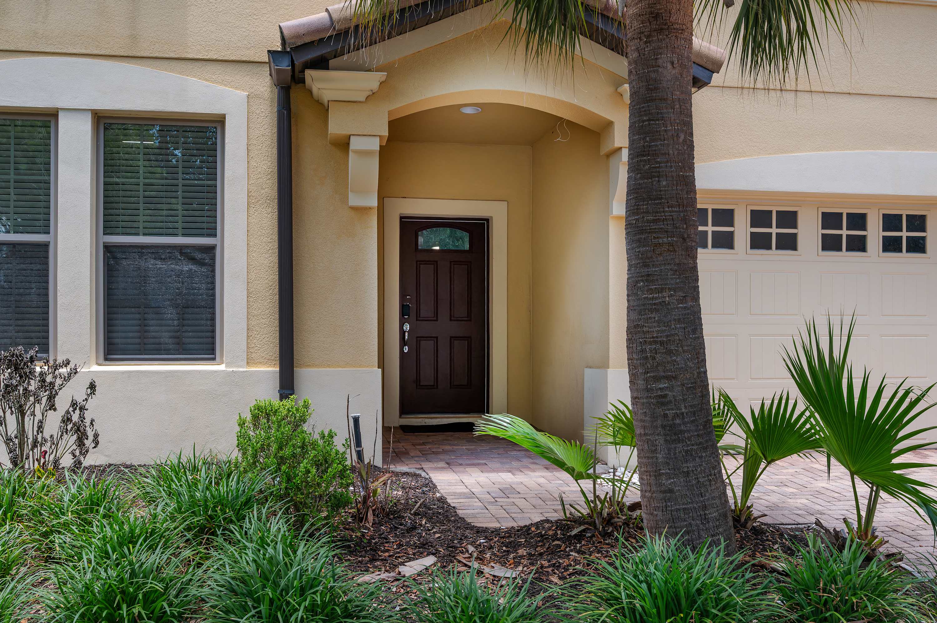 Family retreat near Disney & Universal w/ pool
