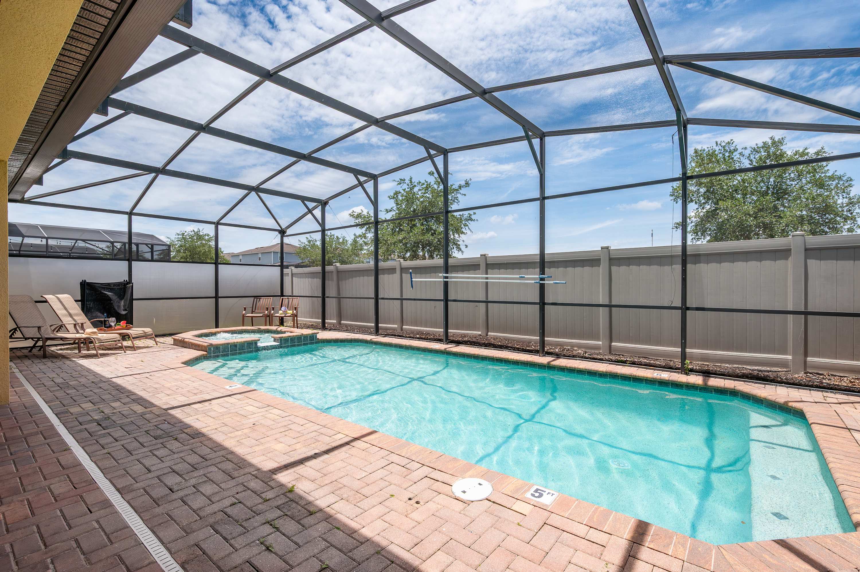 Family retreat near Disney & Universal w/ pool