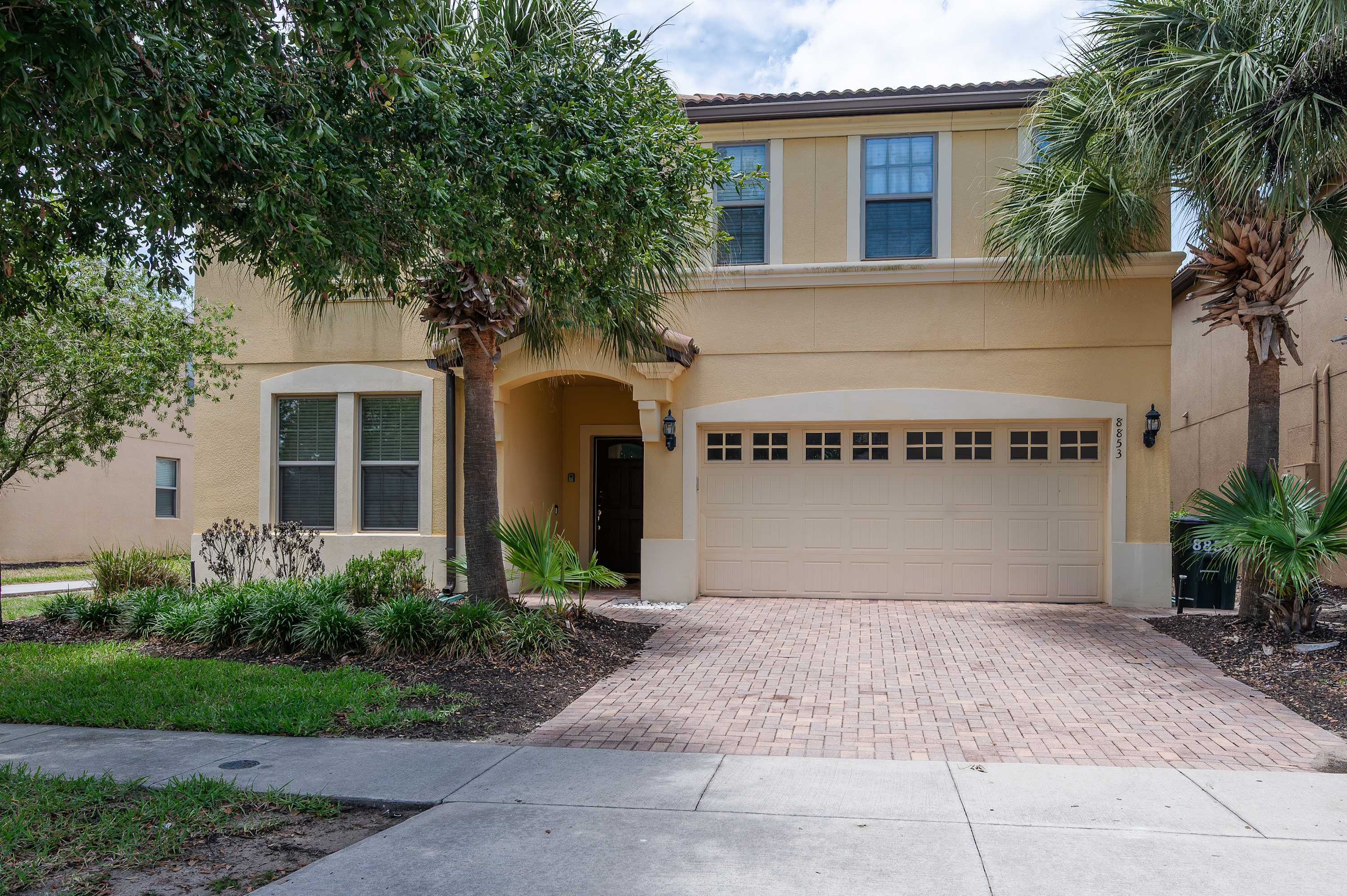 Family retreat near Disney & Universal w/ pool