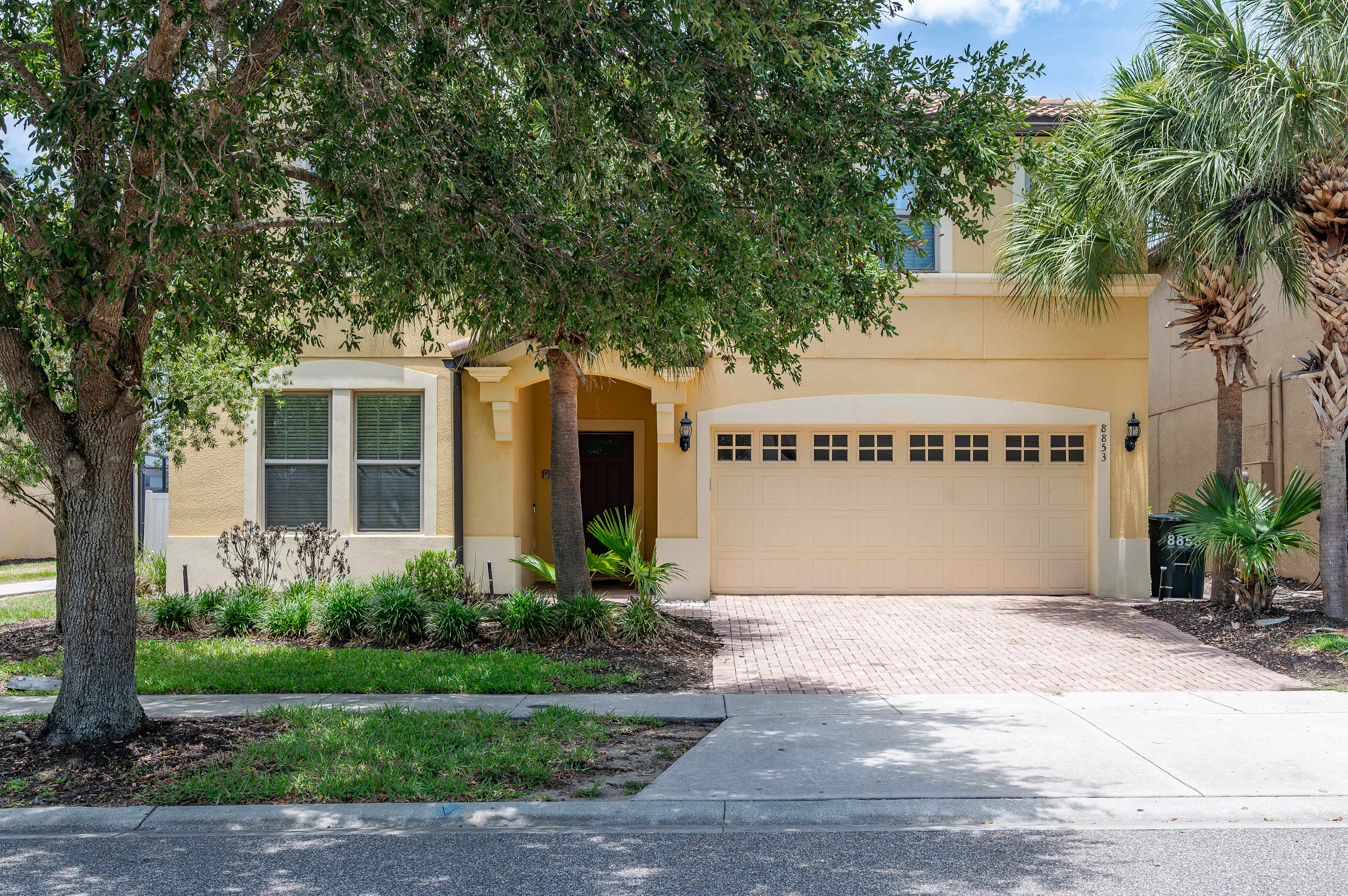 Family retreat near Disney & Universal w/ pool