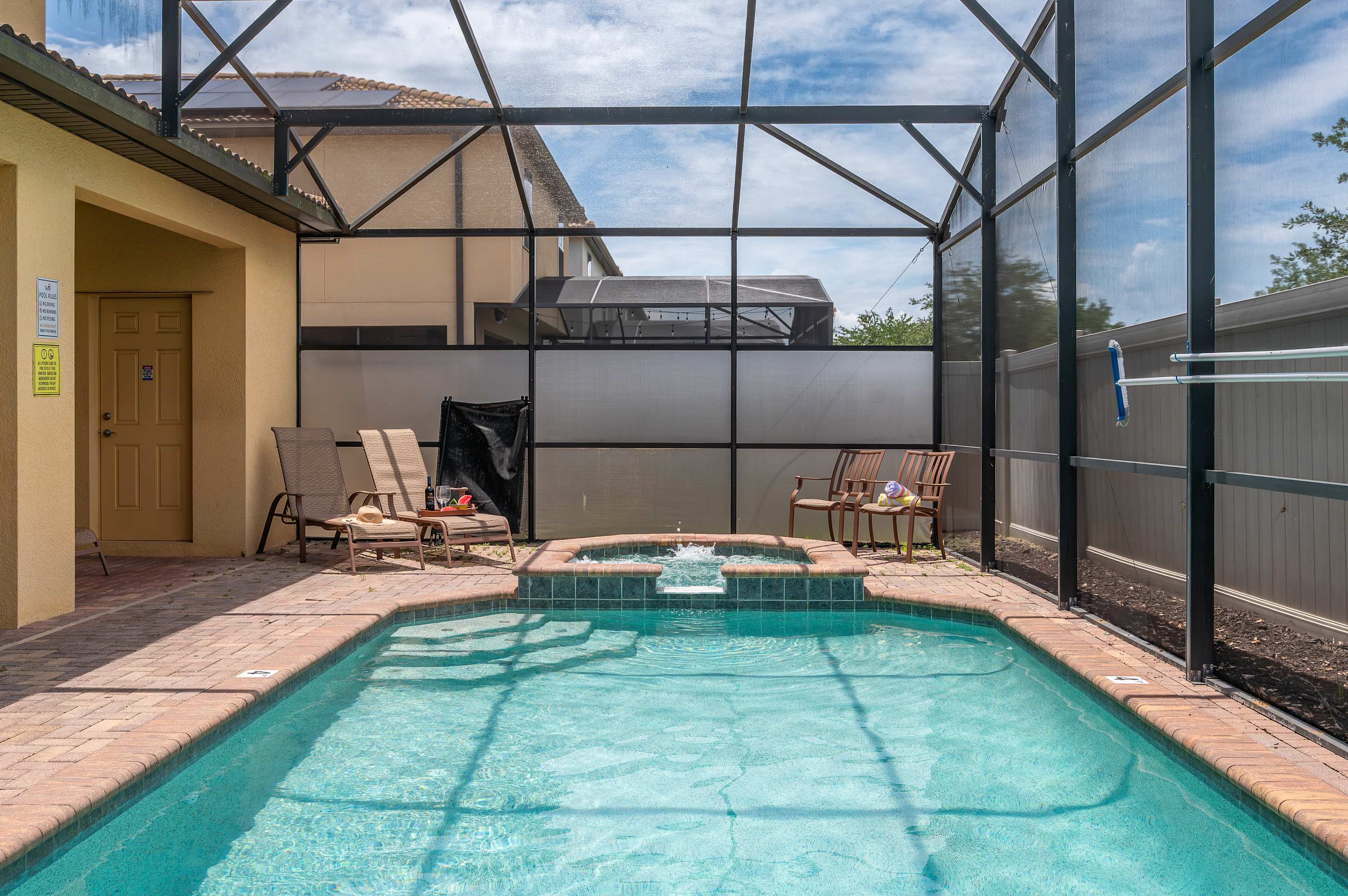 Family retreat near Disney & Universal w/ pool