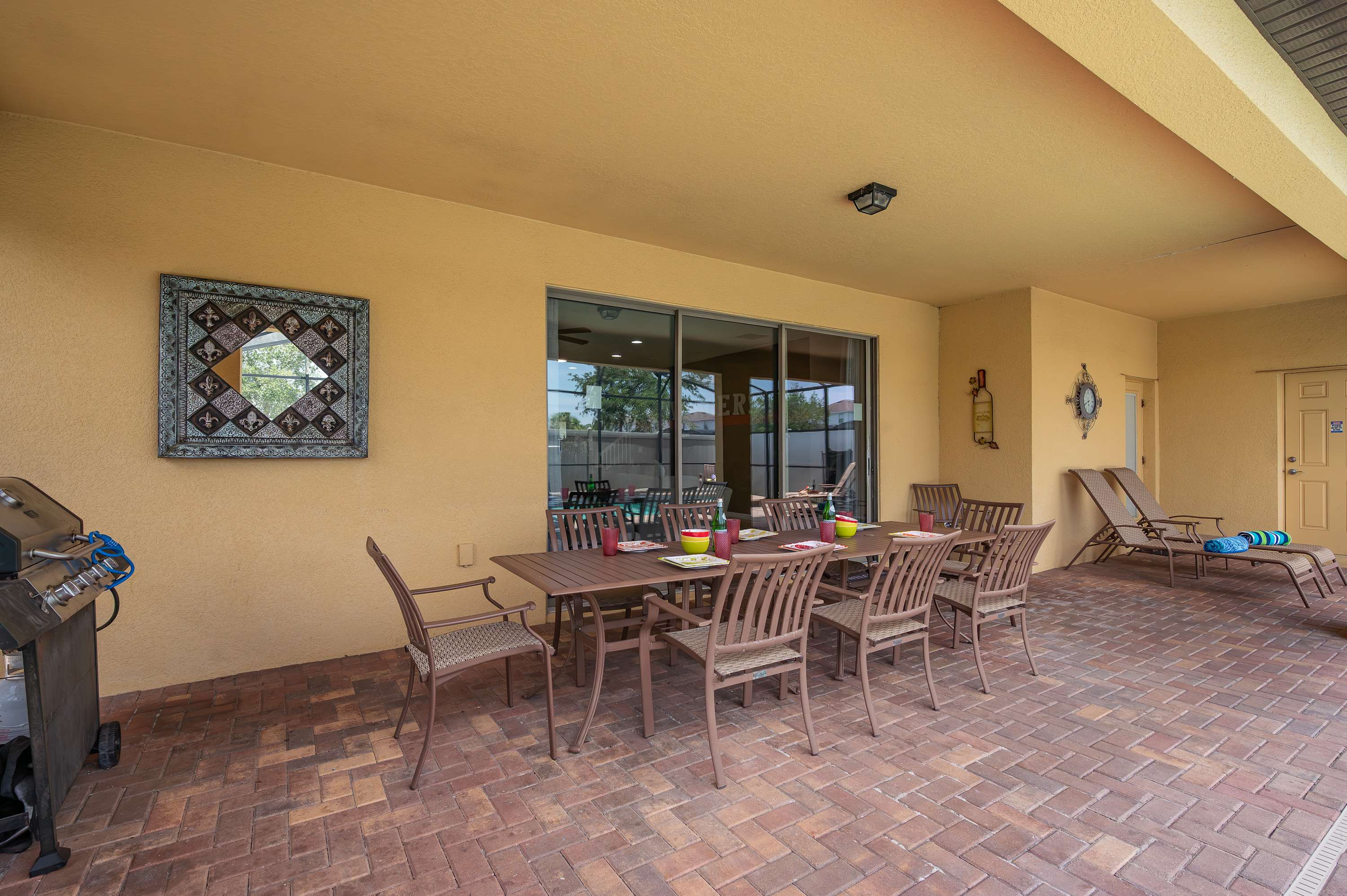Family retreat near Disney & Universal w/ pool