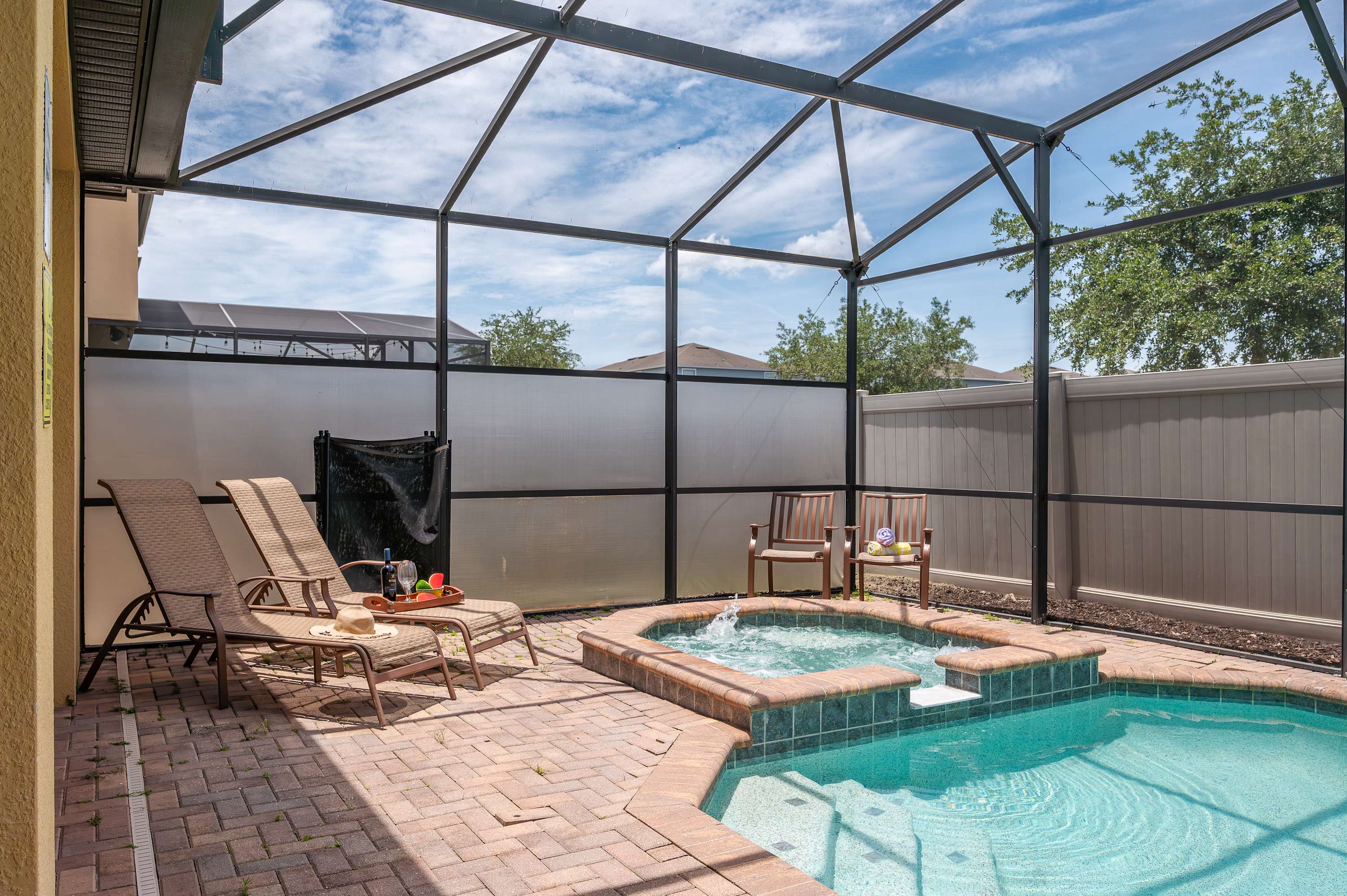 Family retreat near Disney & Universal w/ pool